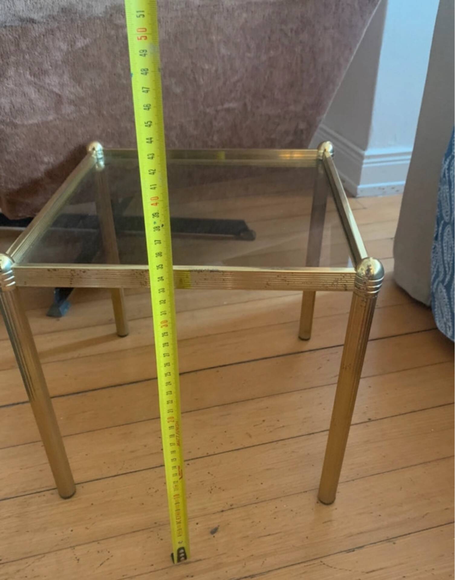 Authentique Table d'Appoint Hollywood Regency — Laiton Patiné et Verre