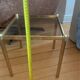 Authentique Table d'Appoint Hollywood Regency — Laiton Patiné et Verre