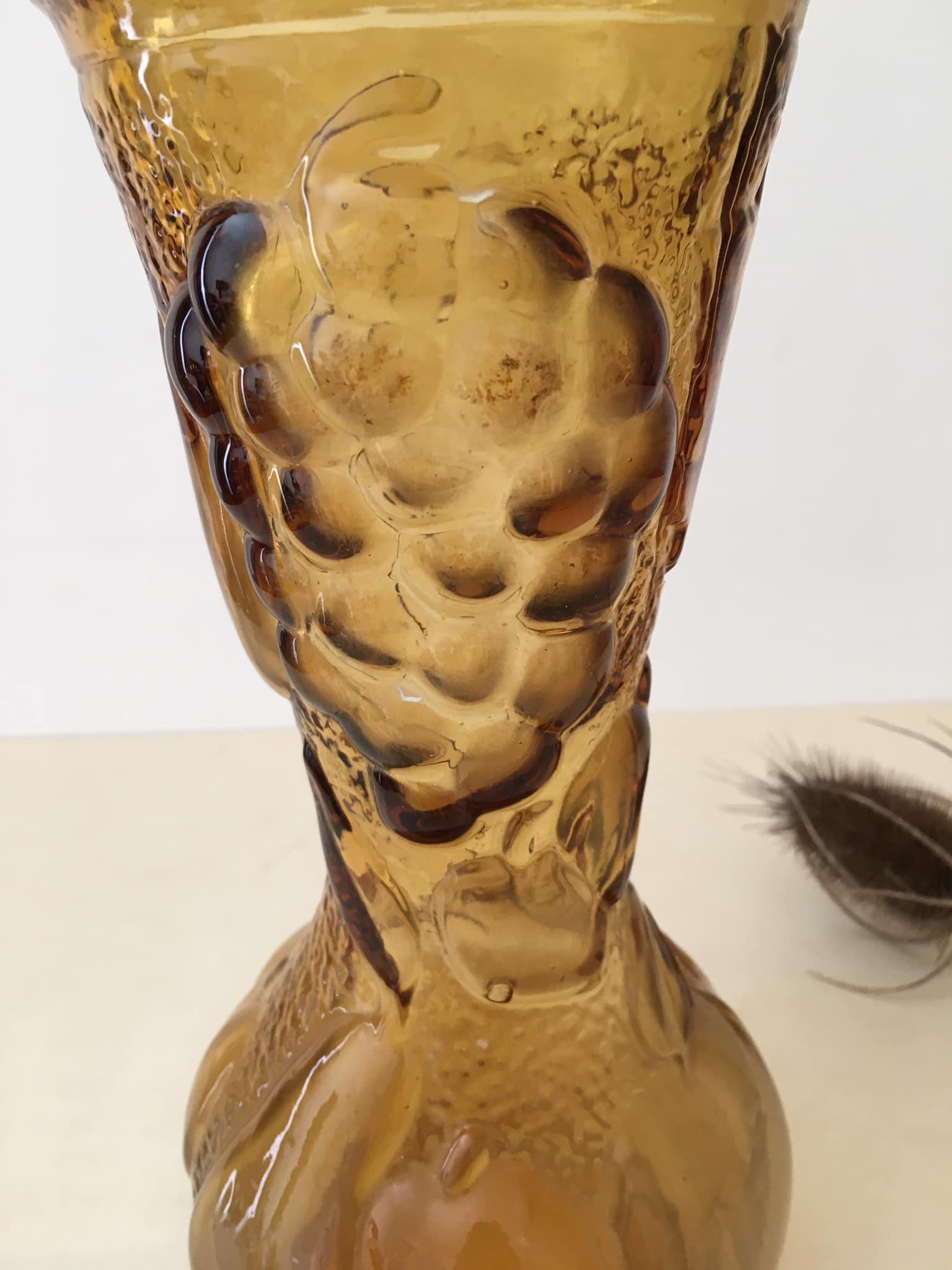 Vase italien en verre ambré avec décors de fruits en relief