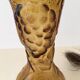 Vase italien en verre ambré avec décors de fruits en relief