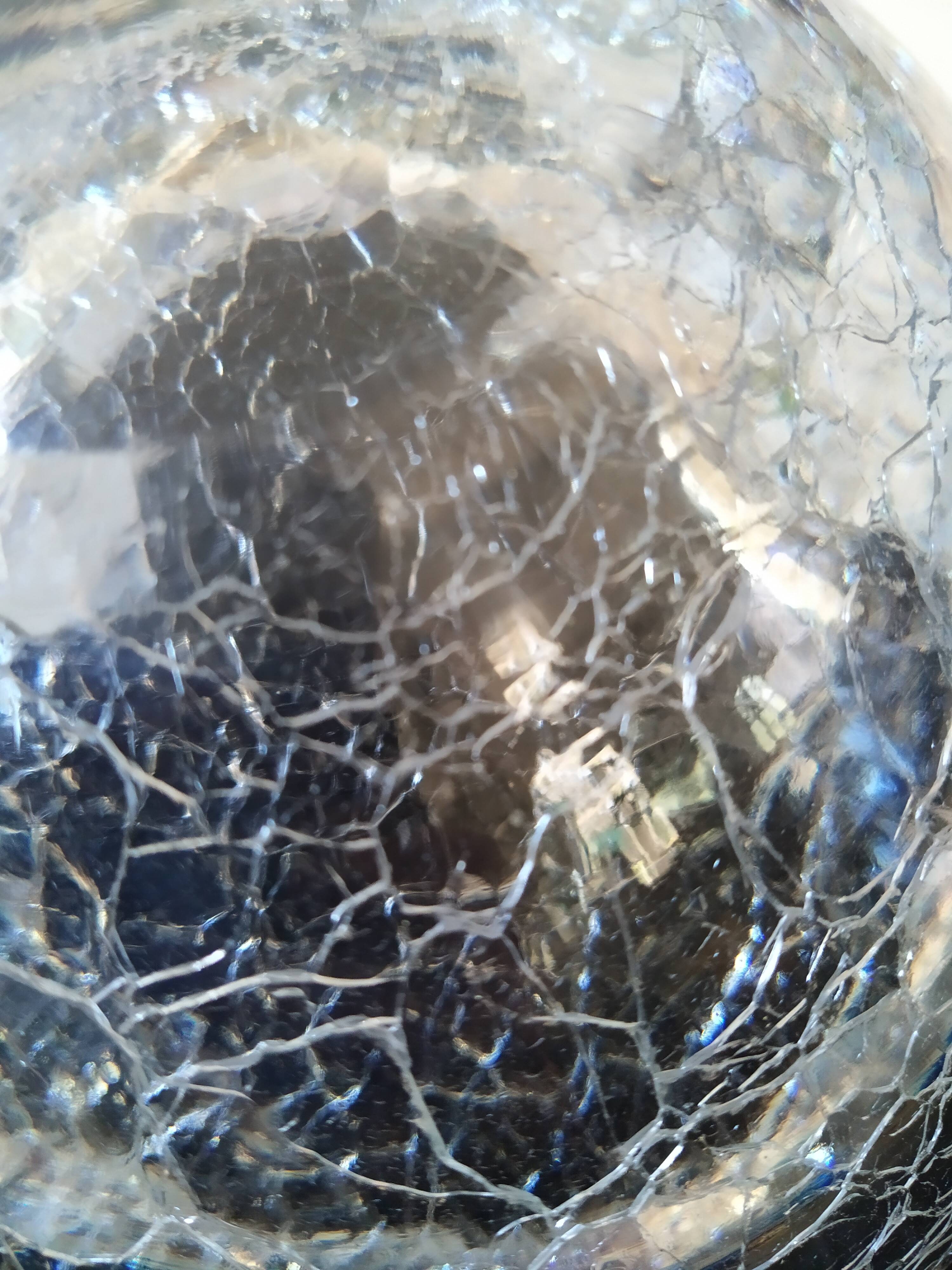 Imposing cracked glass mortar