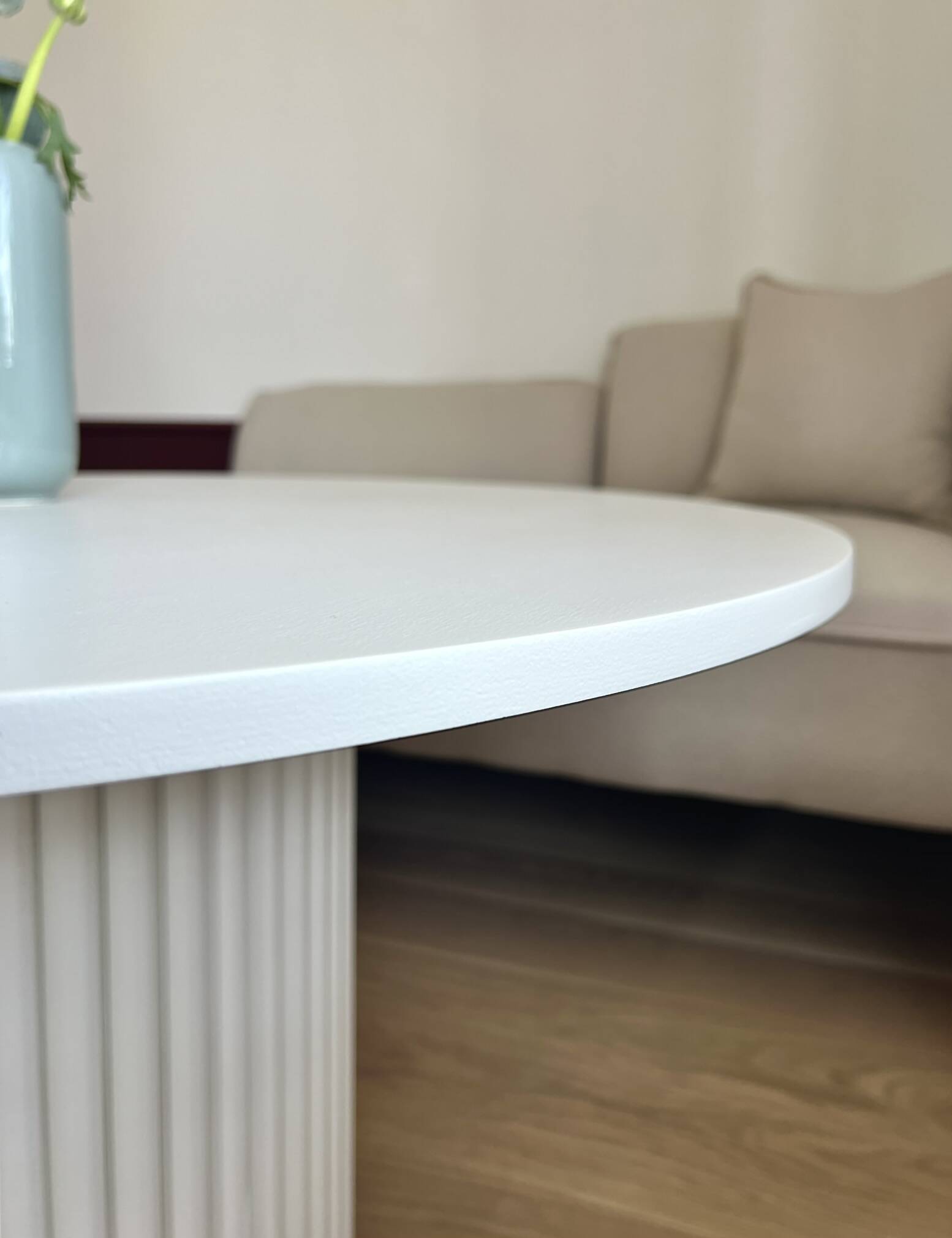 Table basse ronde cannelée beige clair