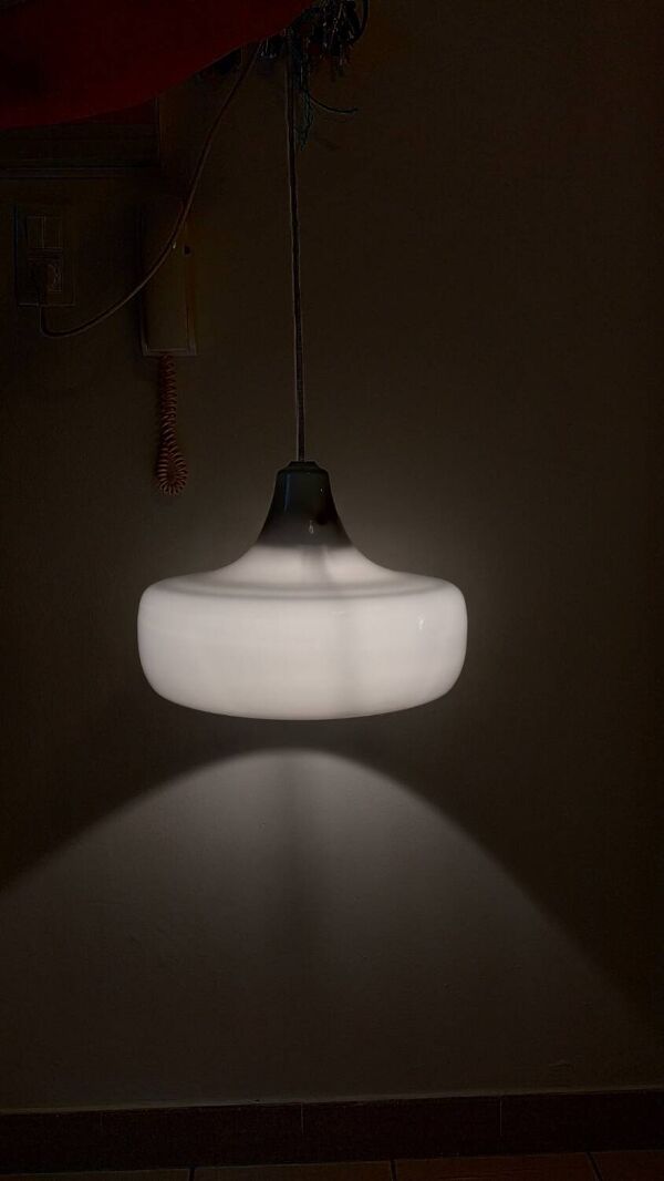 Suspension opaline grise année 50