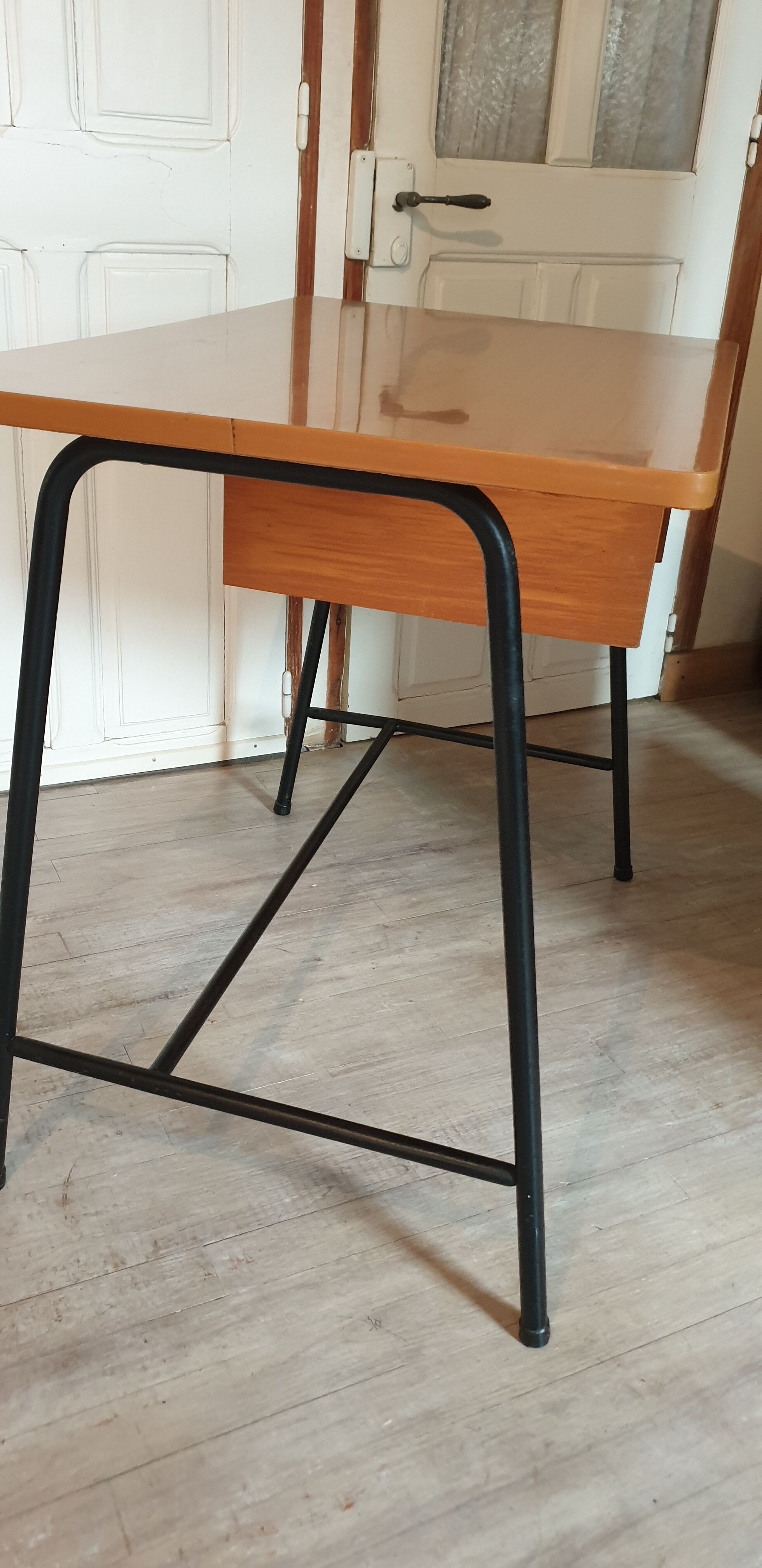 Bureau style moderniste pieds compas