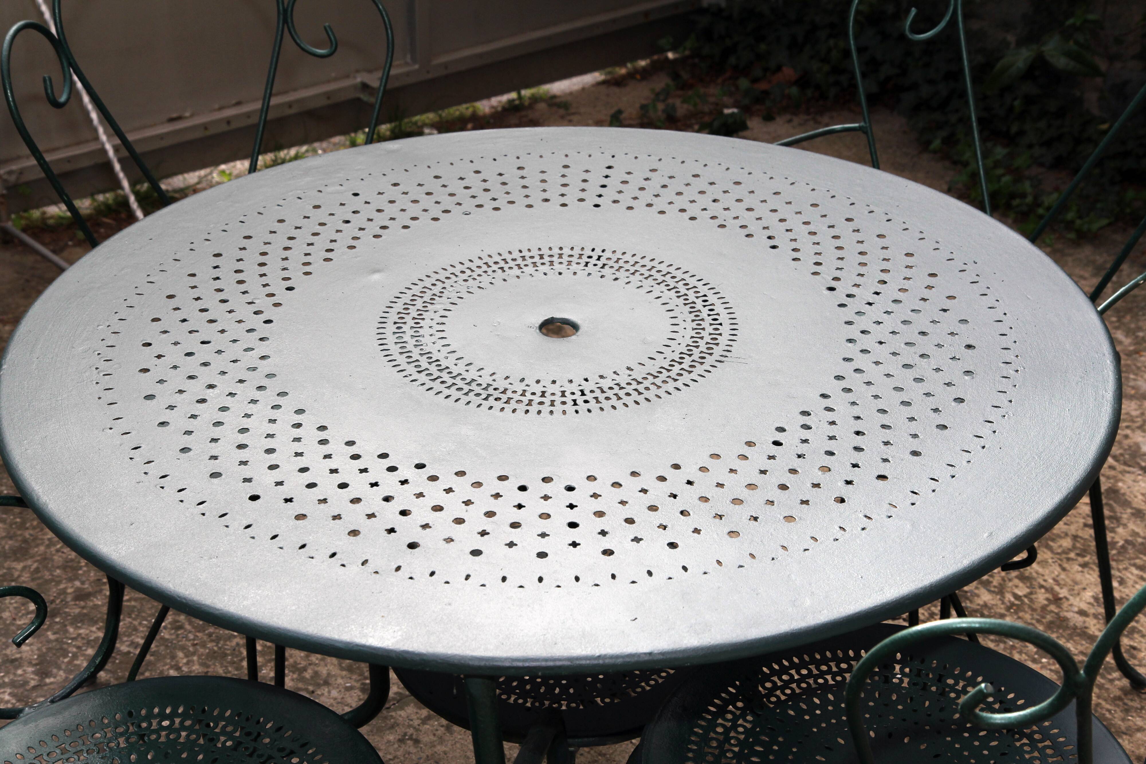 Old wrought iron garden furniture, 2 armchairs, 2 chairs and the table