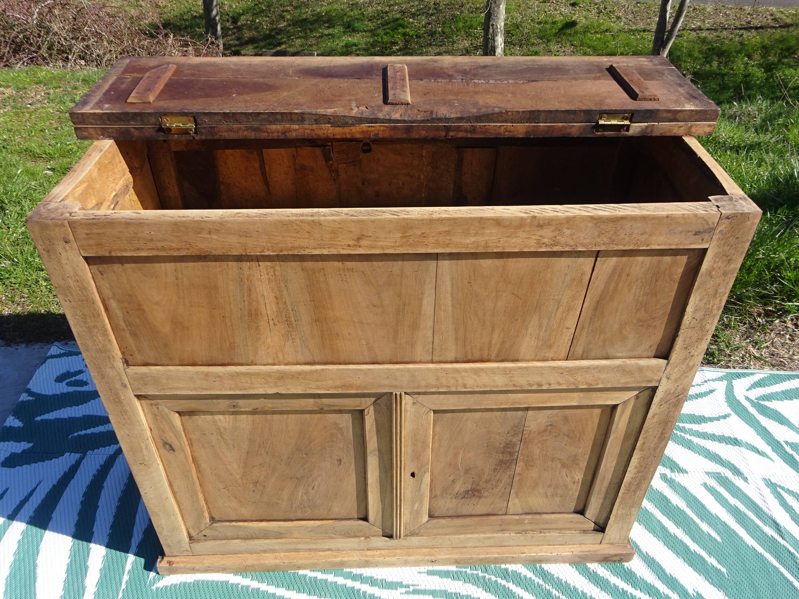 Meuble de Millau, ancien buffet farinier