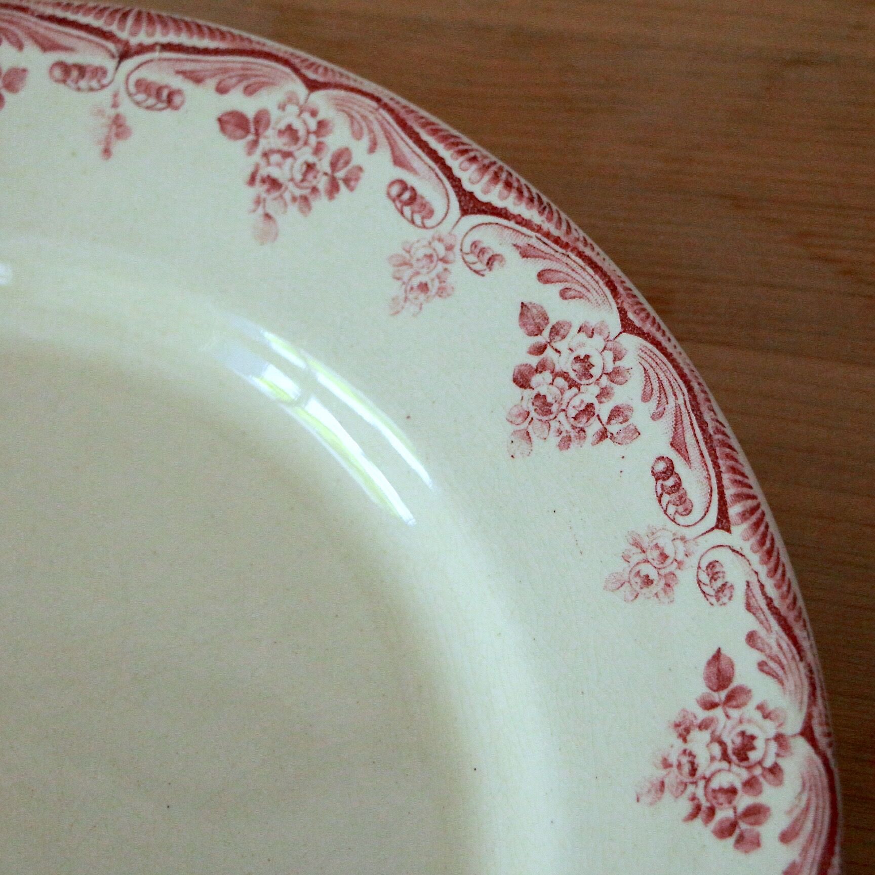 Pair of plates red motif Boulenger