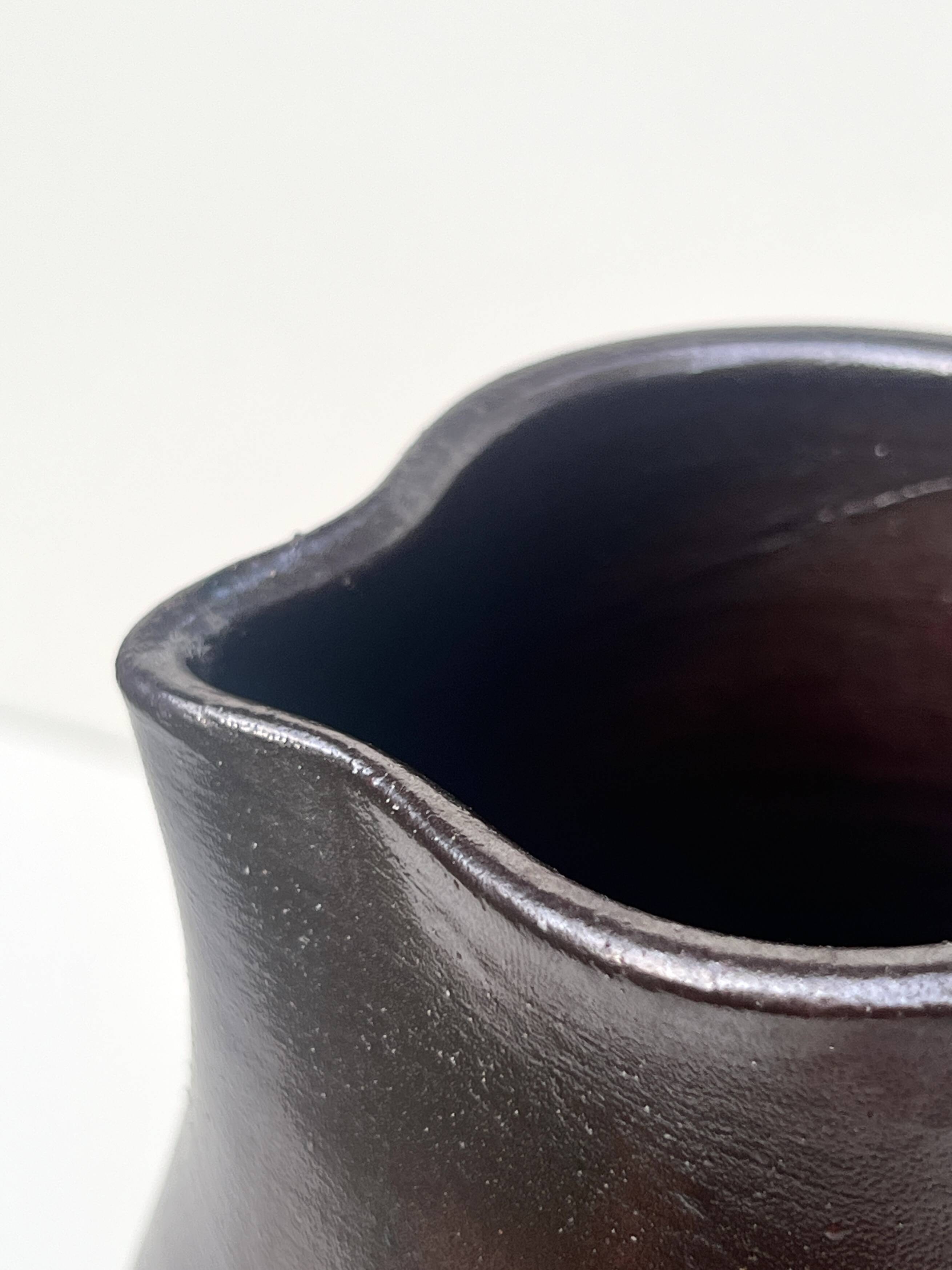 carafe / vase en gres noir ourné, France 1950