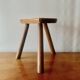 Antique tabouret de ferme en bois tripode