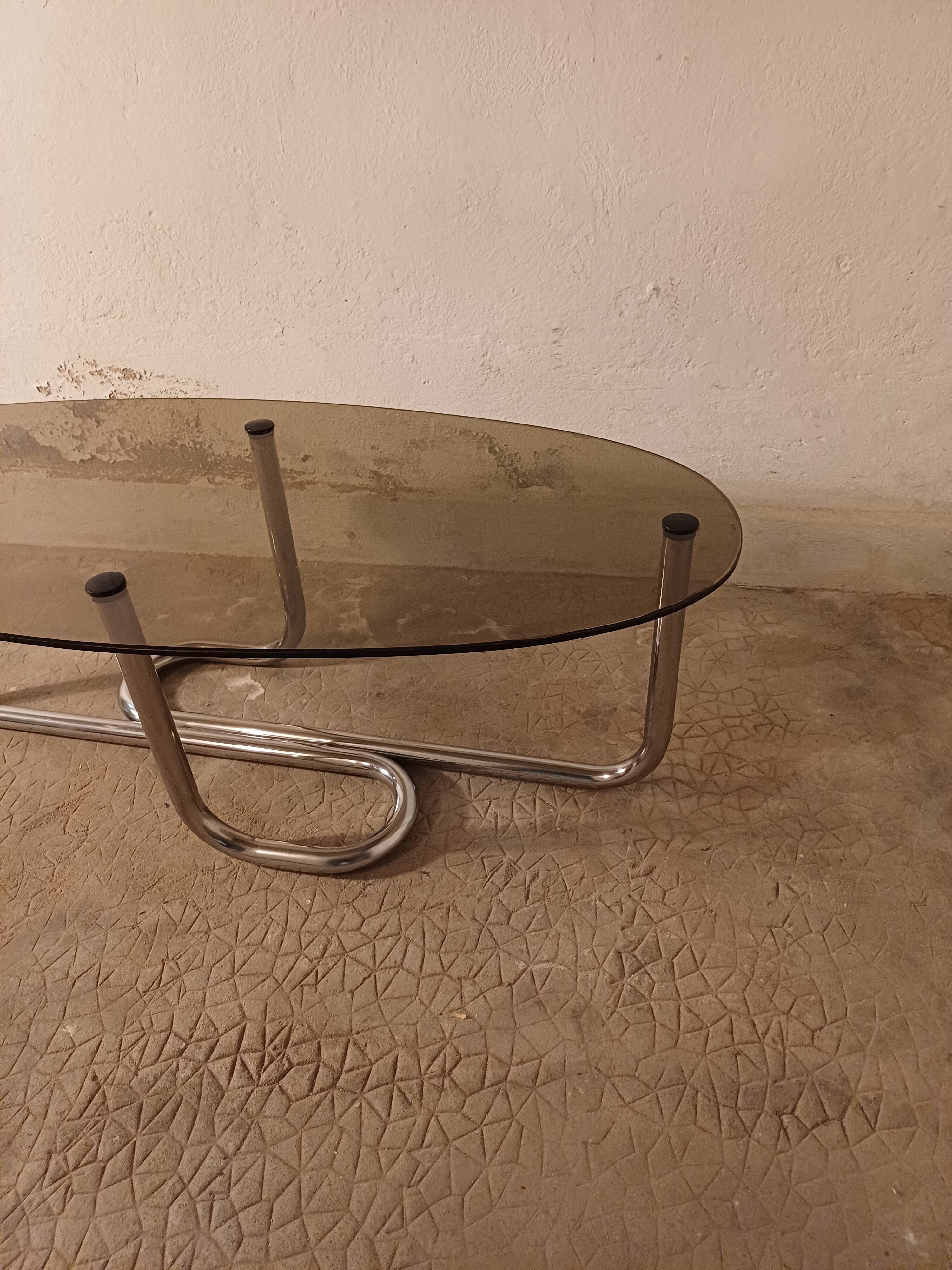 Table basse en verre fumé et métal chromé