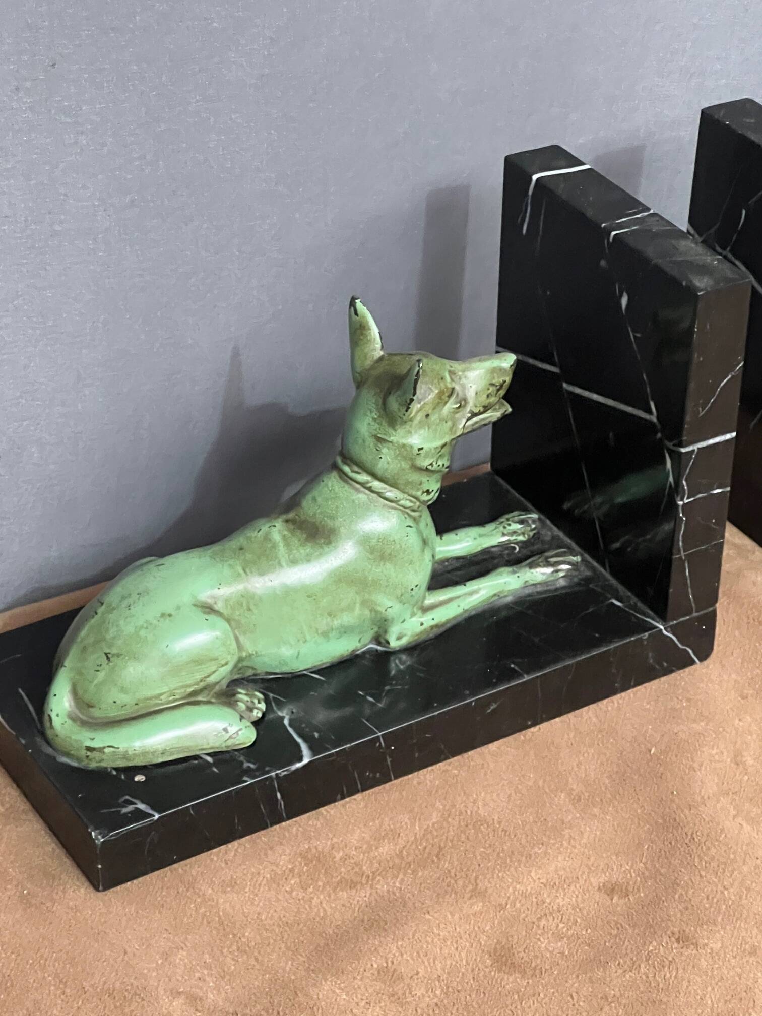 Art Deco bookends. Regule with patina and marble.