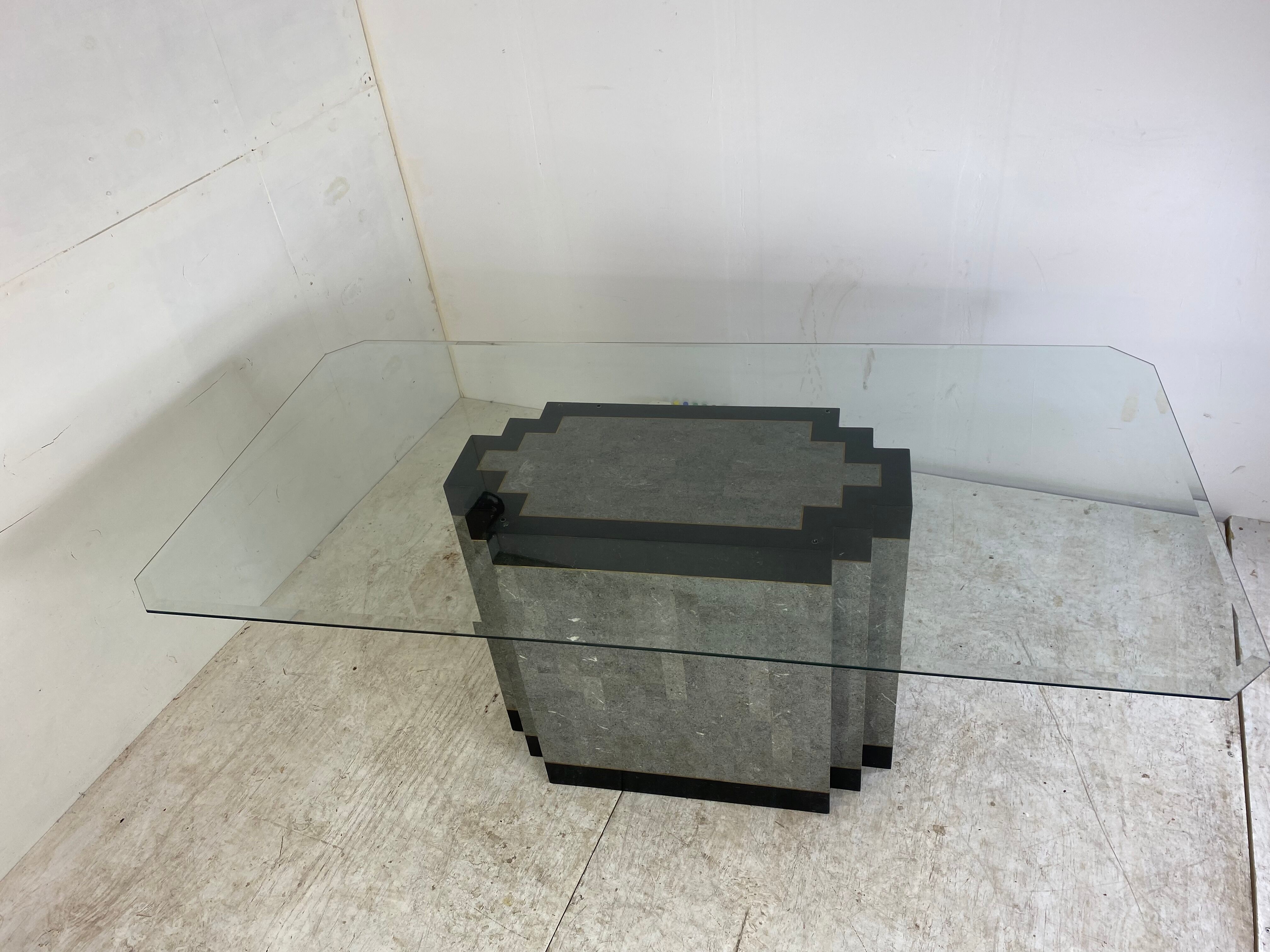 Table à manger postmoderne en pierre et marbre avec socle en laiton et plateau en verre, années 1980