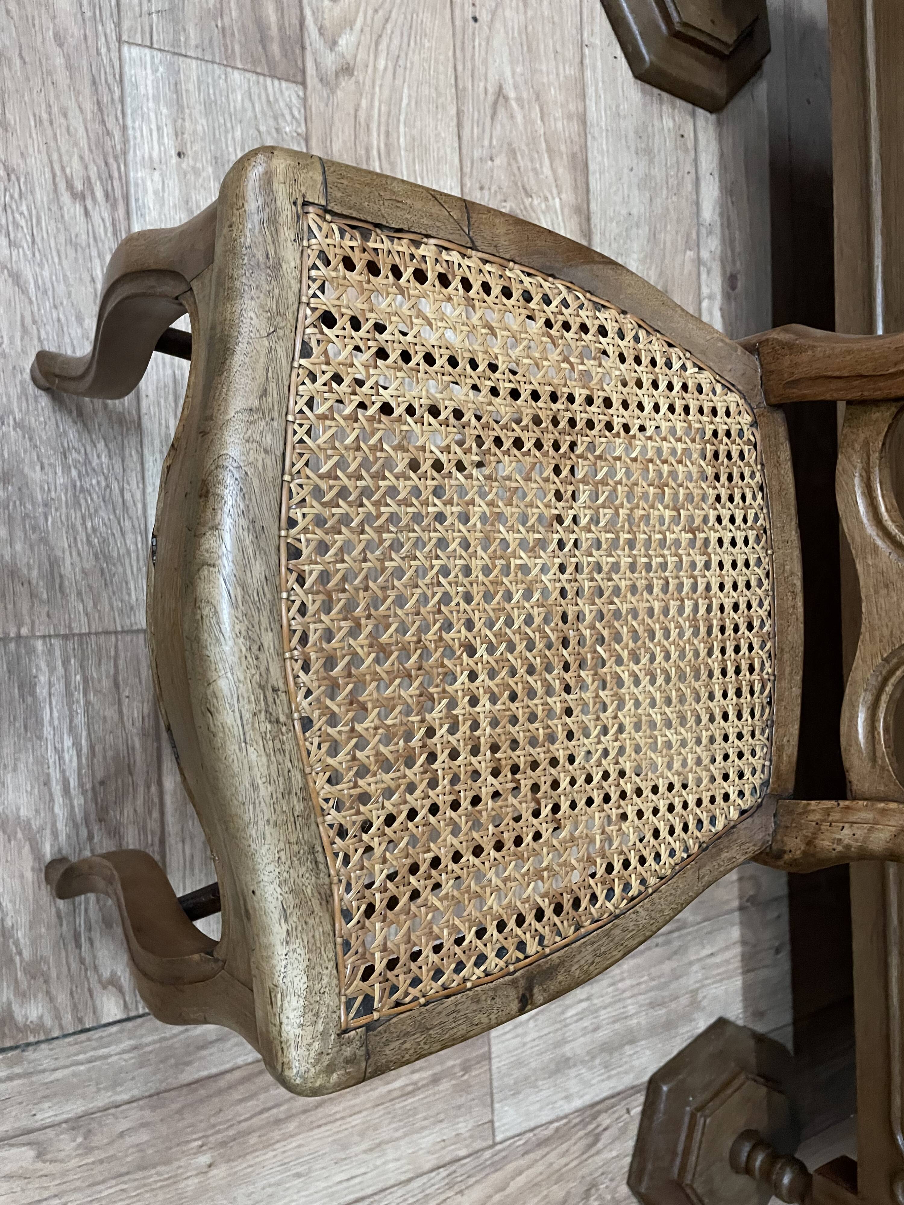 Suite de 6 chaises Louis Philippe en noyer et cannage