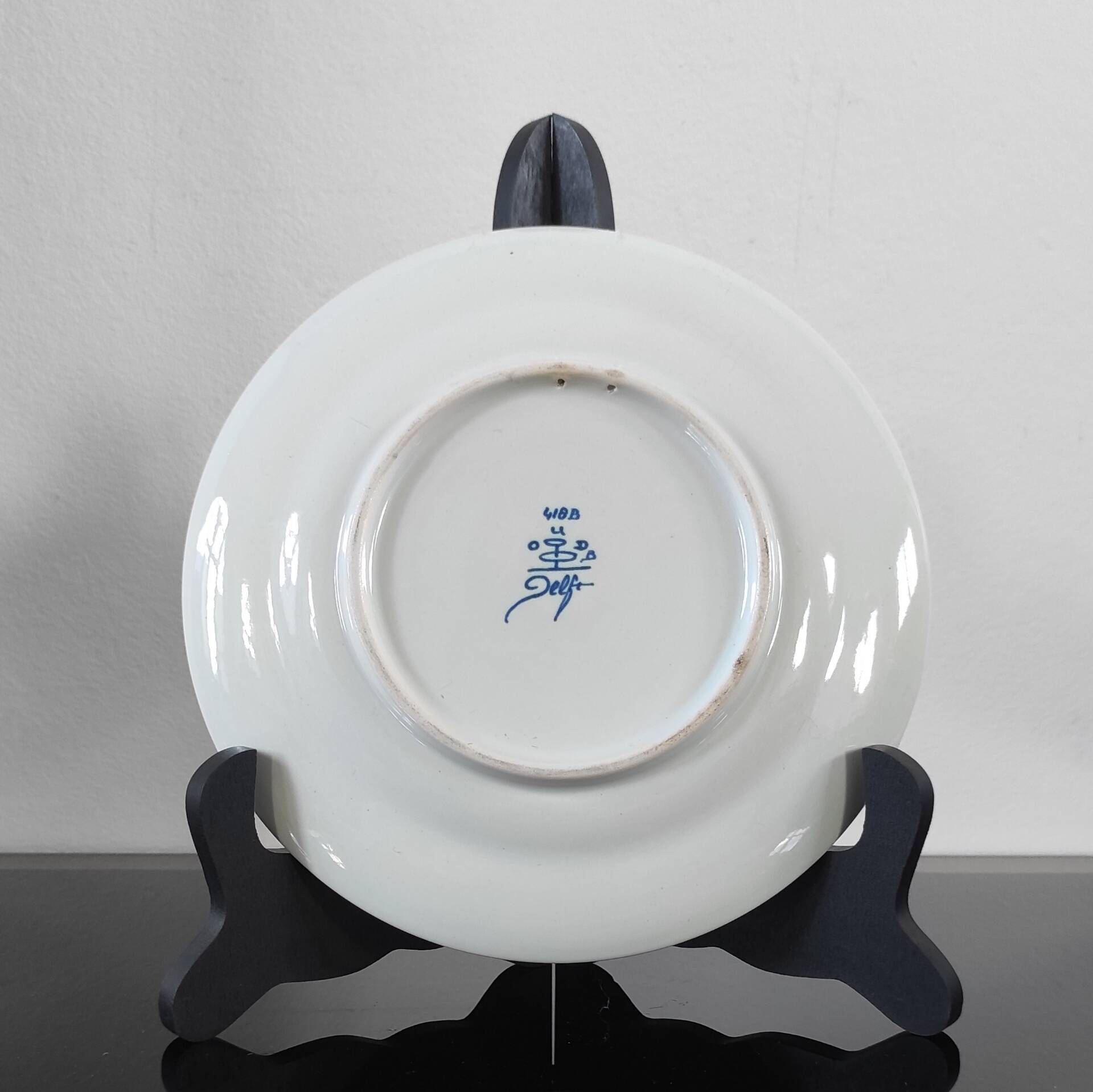 Vintage plate made of hand-painted earthenware.