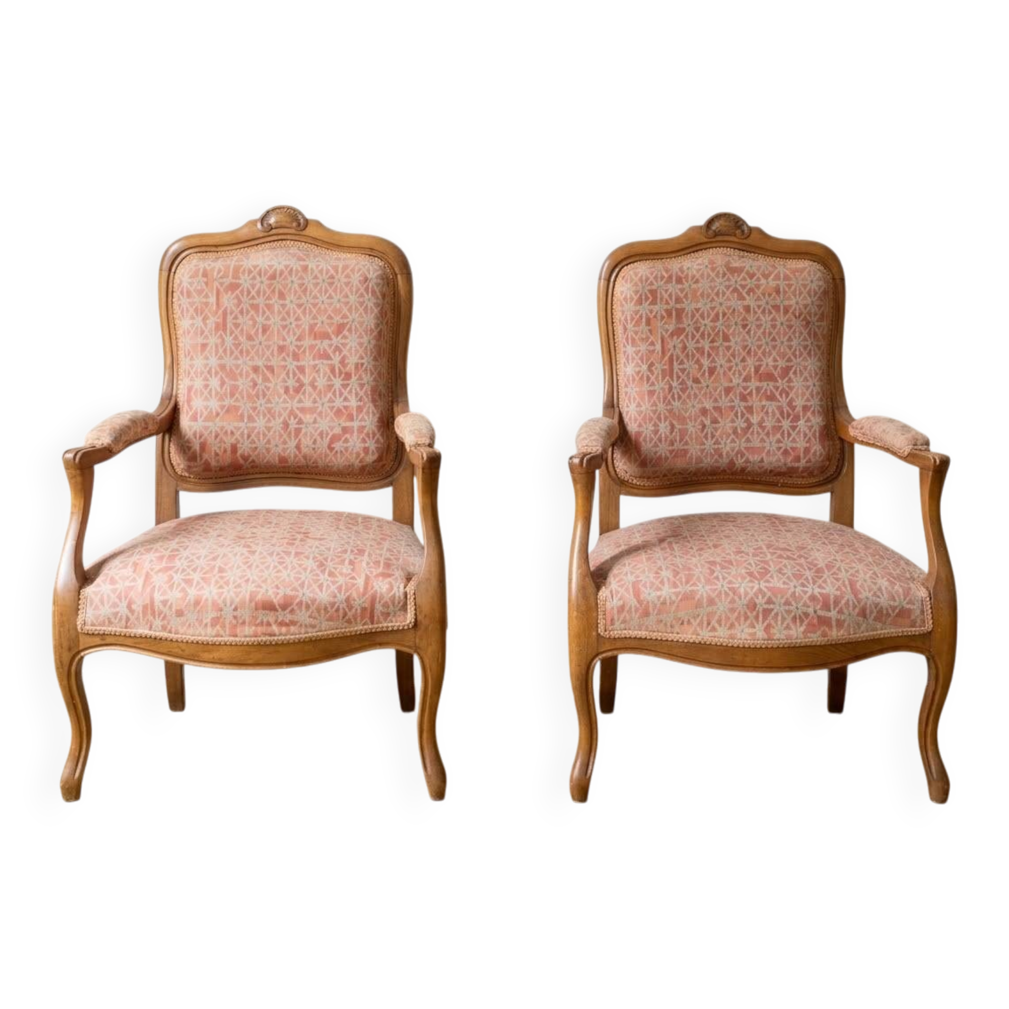 Paire de fauteuils Louis XV en noyer blond