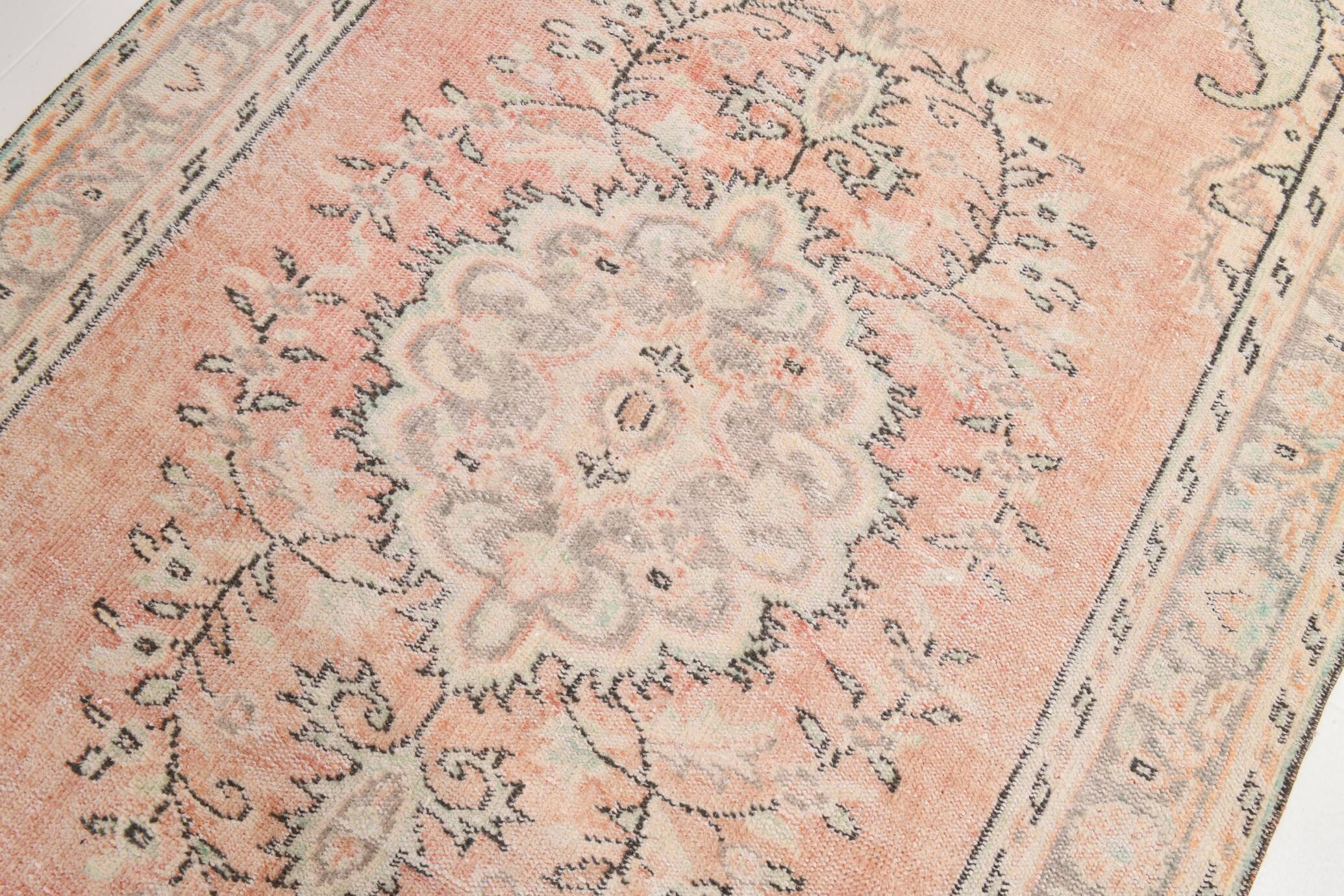 Tapis vintage oriental tons saumon et vert pastel, style faded 300x160