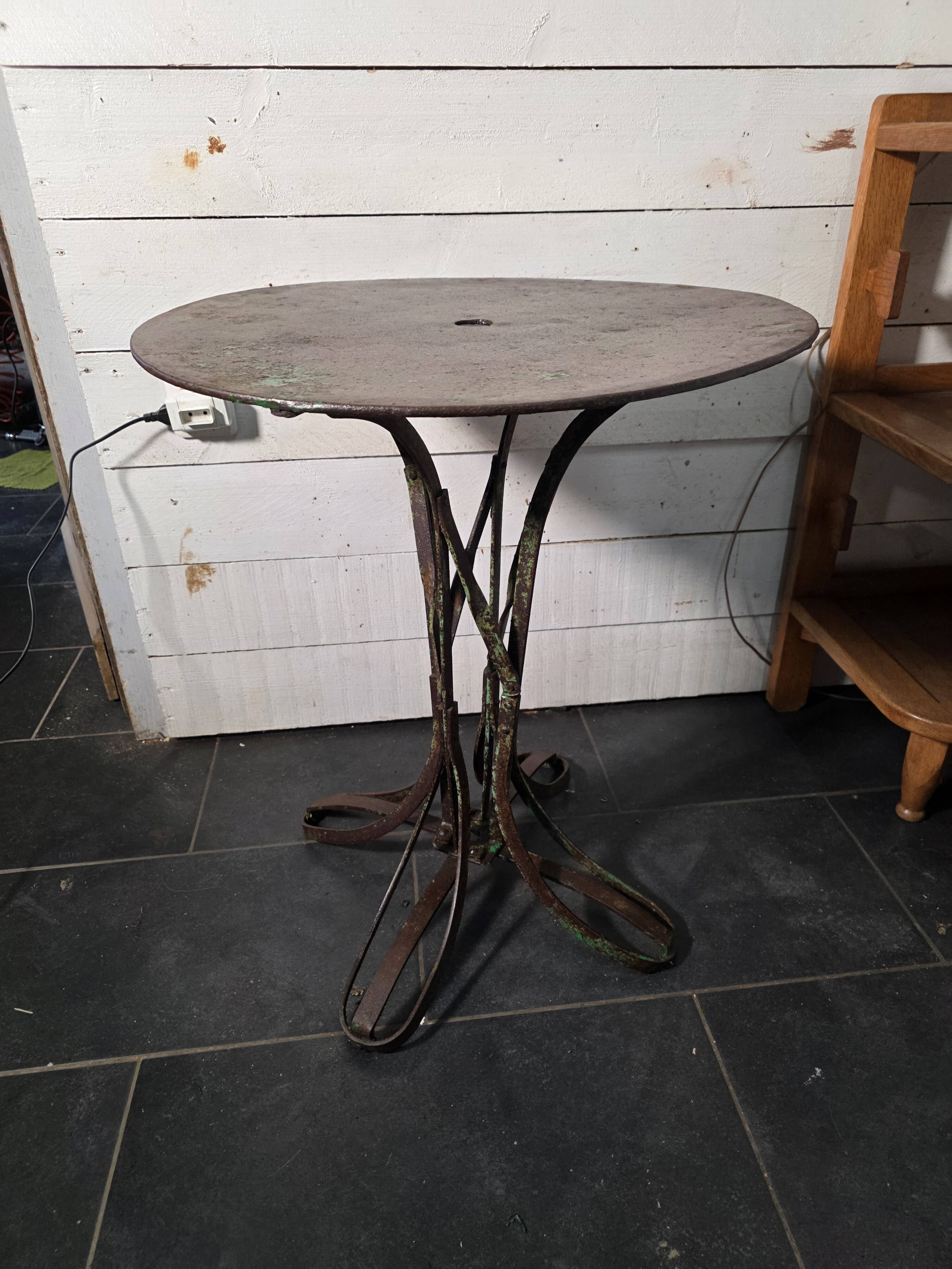 Table de jardin Eiffel en fer forgé riveté du XIXe