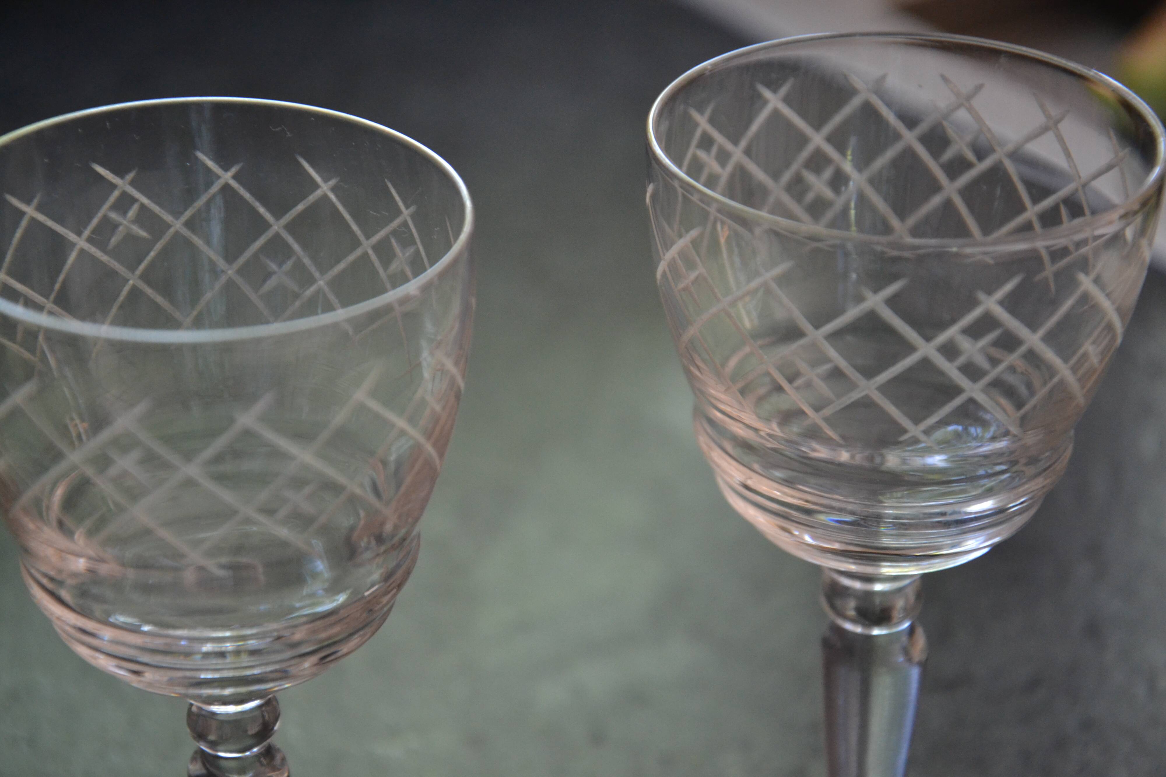 2 petits verres sur pied ciselés