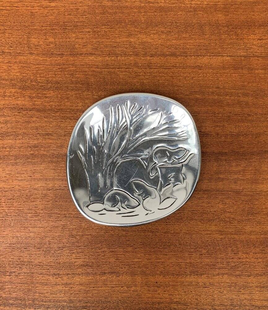 Vintage Canadian metal bowl with beaver decoration by Hoselton.