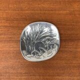 Vintage Canadian metal bowl with beaver decoration by Hoselton.