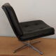 Fauteuil pivotant en skaï noir années 60