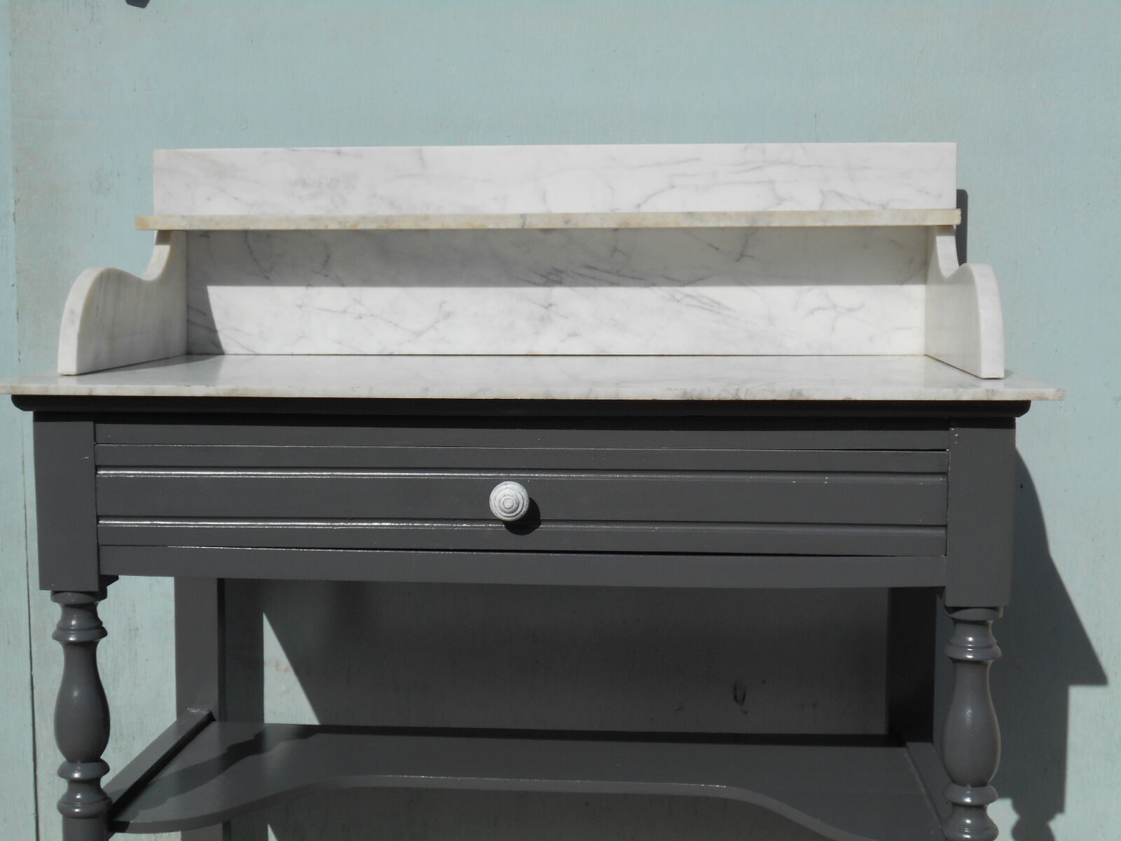 Meuble de toilette en bois et marbre blanc