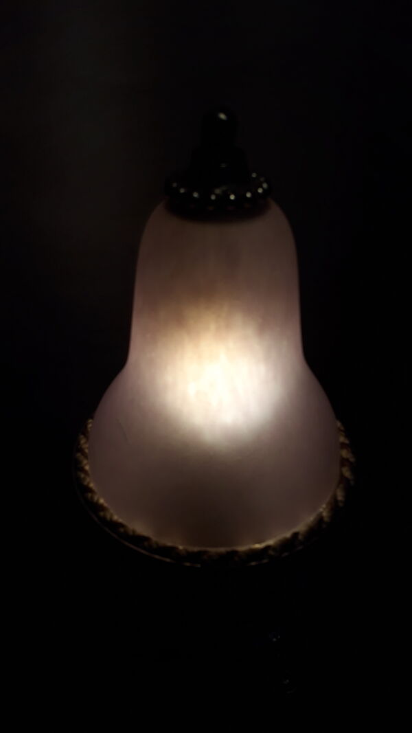 Lampe de chevet sur pied en regule avec tulipepate de verre pourpre violet leger