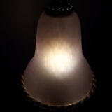 Lampe de chevet sur pied en regule avec tulipepate de verre pourpre violet leger