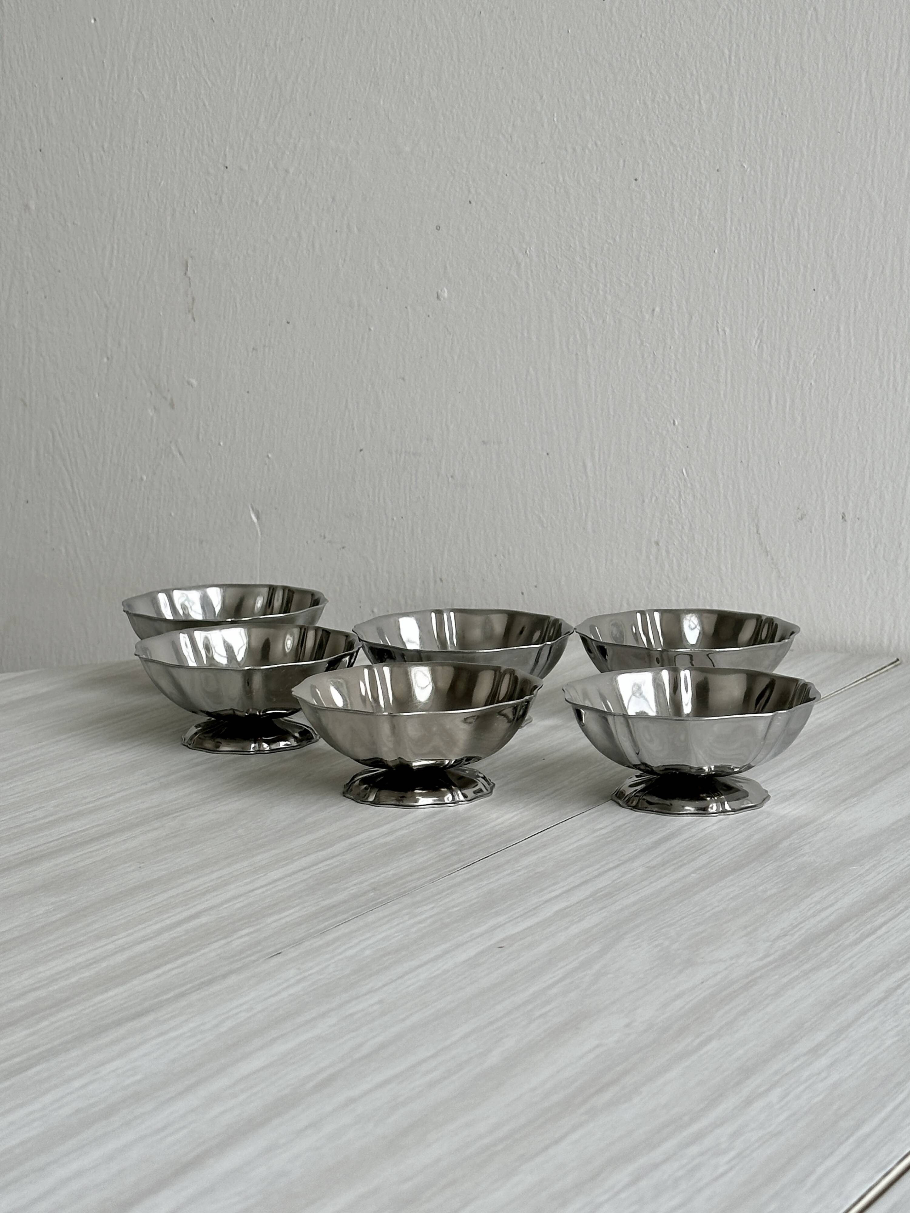 Set of 6 low bowls in polished stainless steel