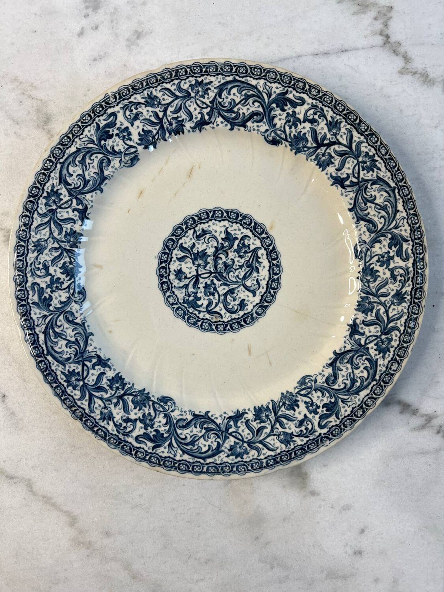 Flat plate made of ironstone from Gien, "Garlands" decoration, 1937.