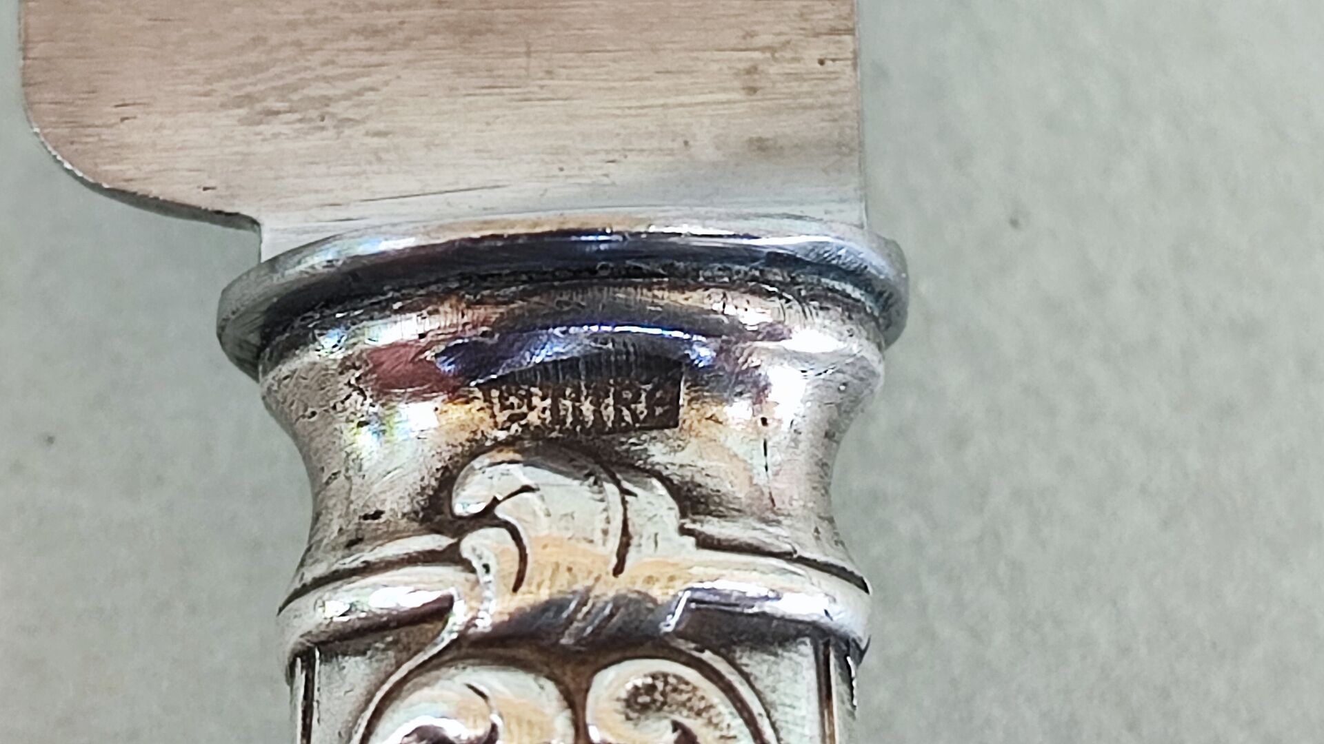 6 couteaux en métal argenté