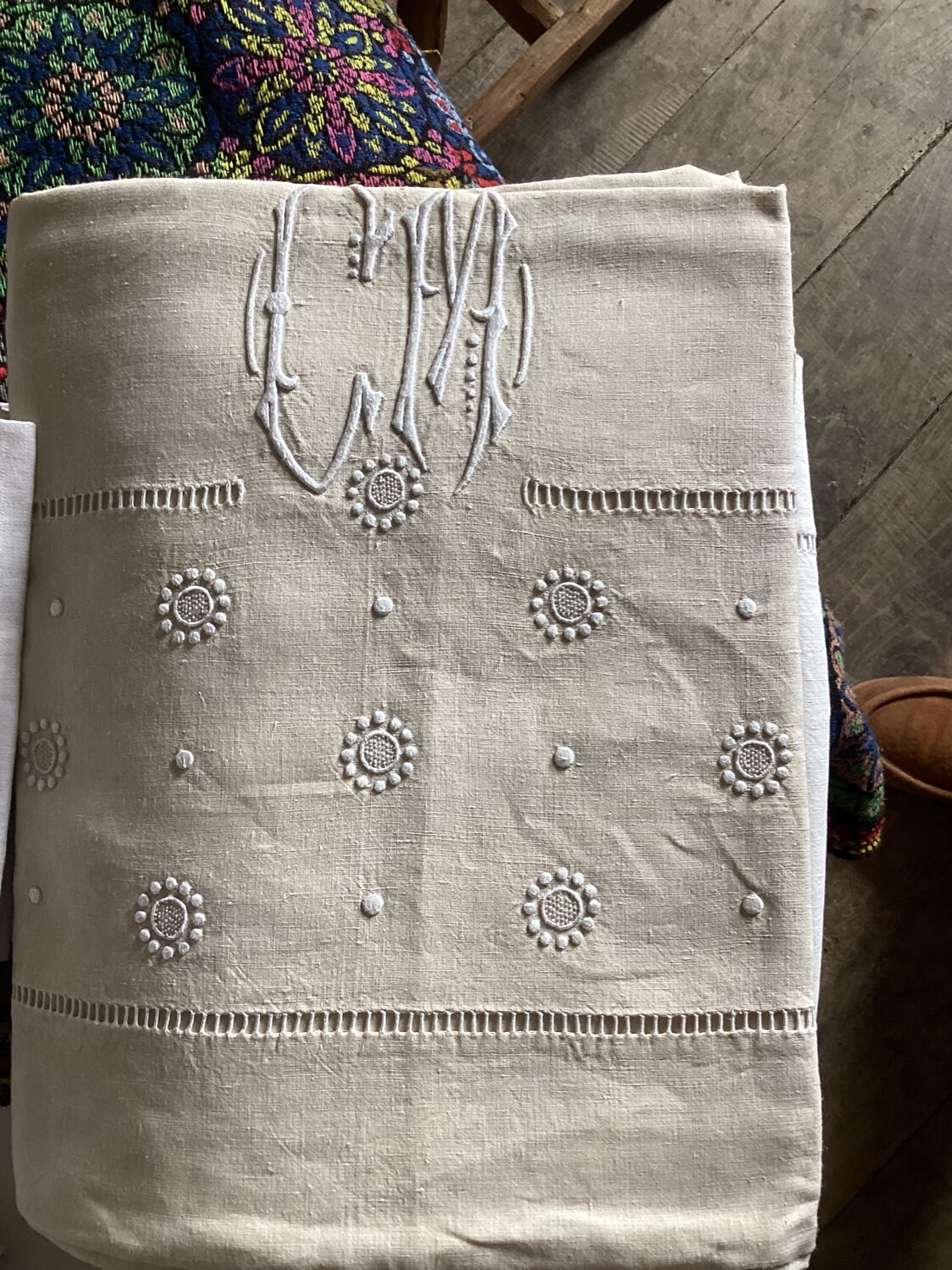 Drap 2 personnes en métis avec bandeau à petits ronds brodé