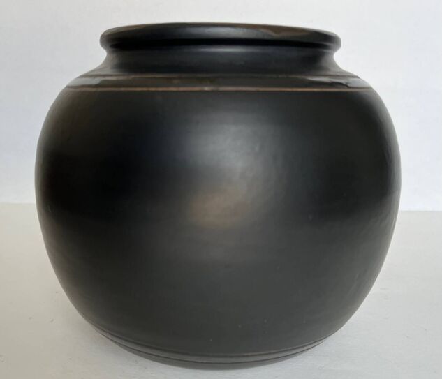 Vase boule Art déco en céramique noire