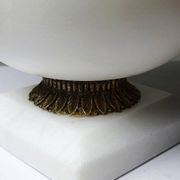 Alabaster and bronze bonbonnière in Empire style, circa 1900-1930.