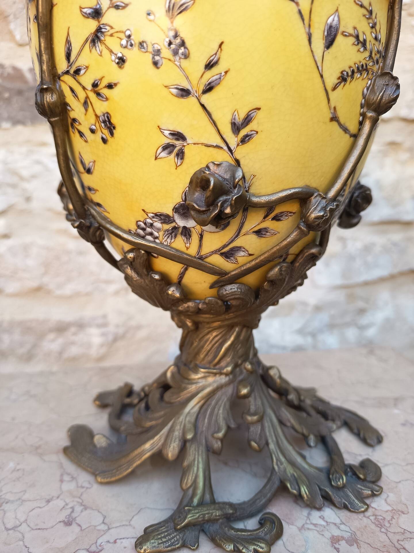 Large covered box in yellow earthenware with polychrome enamels and brass from the 20th century.
