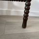 Chaise d’angle ancienne en bois tourné, assise en paille, style rusti