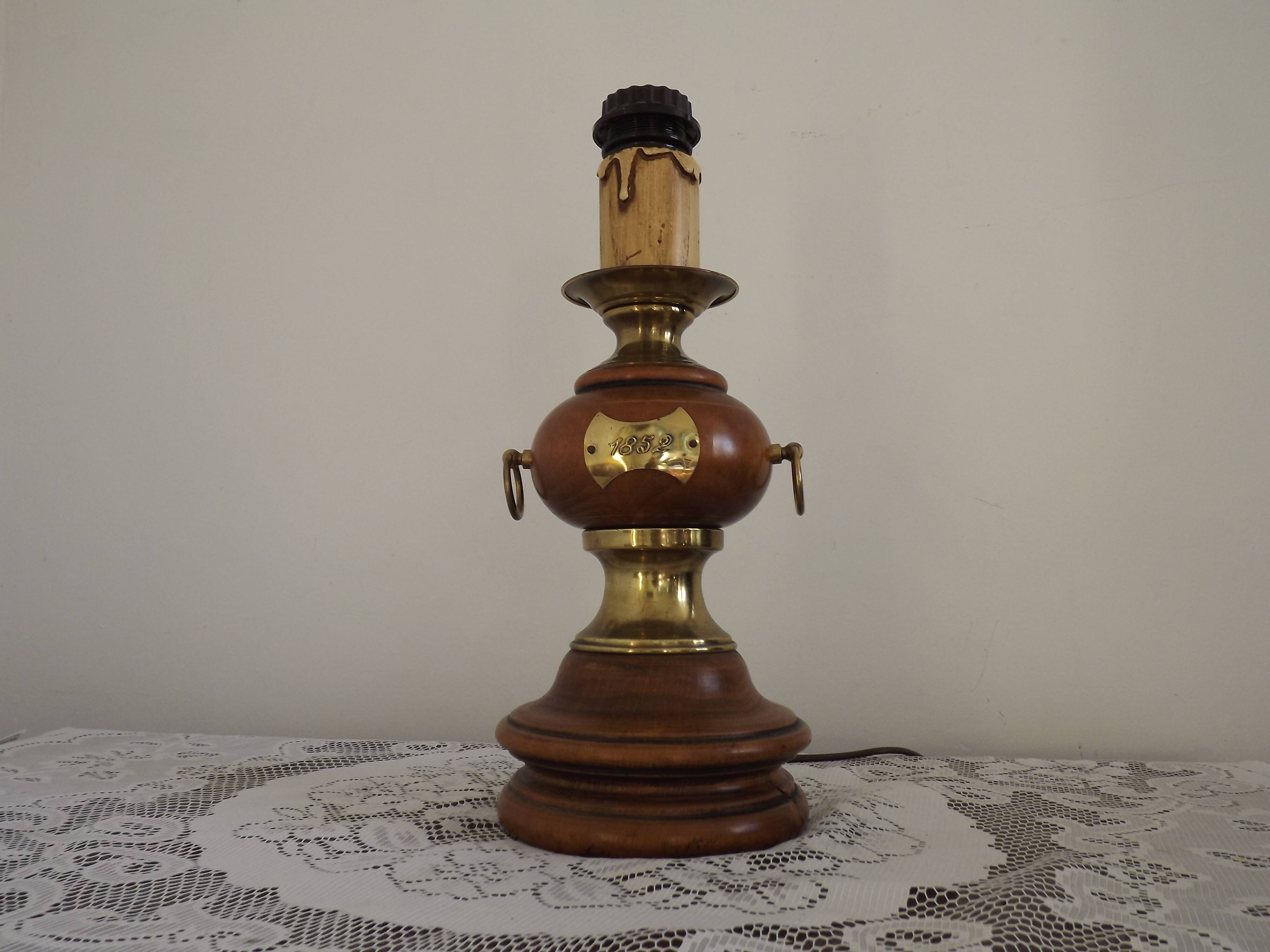 Turned wooden floor lamp with label and golden handles 1852