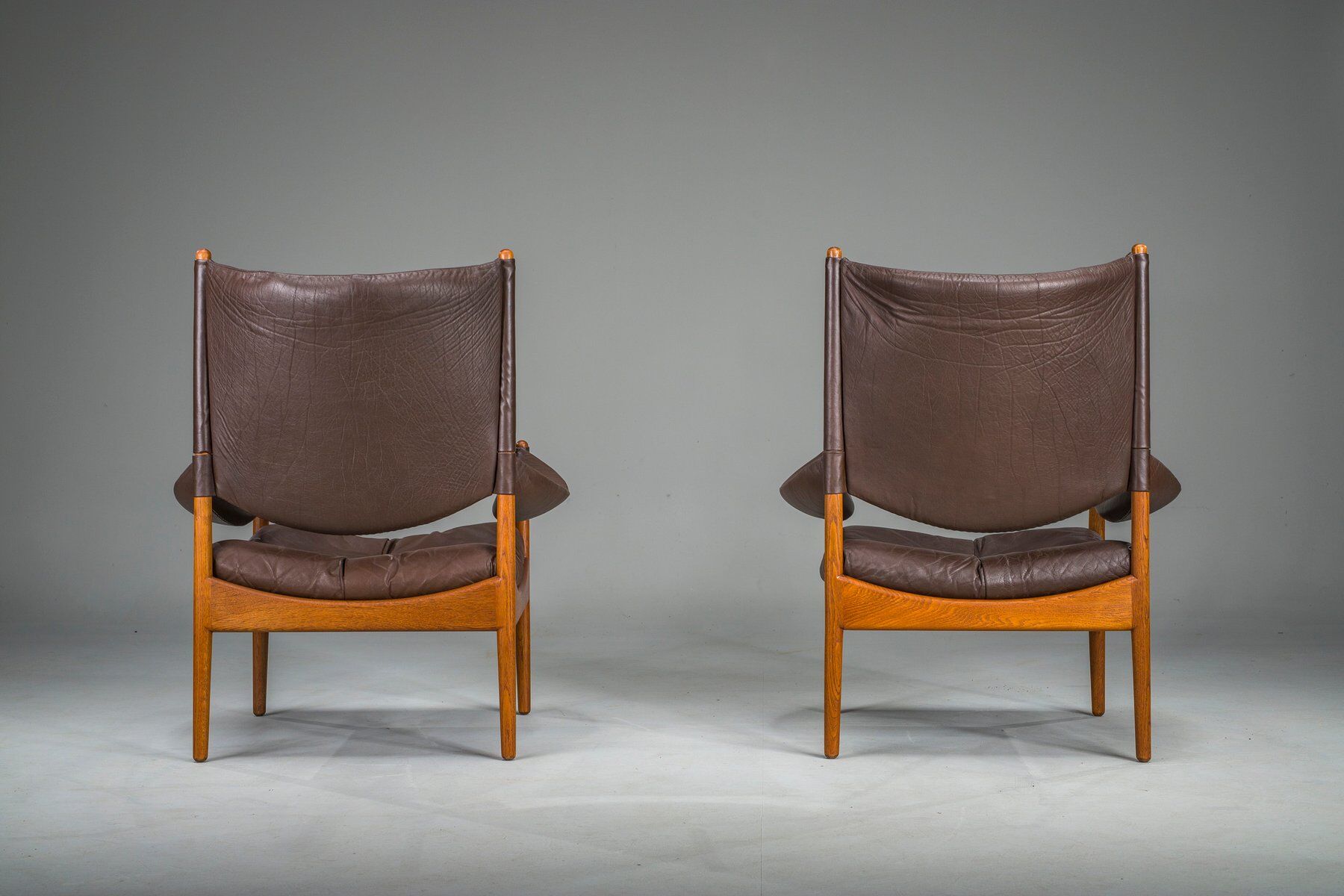 Ensemble de 3 fauteuils lounge danois modernes en chêne et cuir avec repose-pieds, conçus par Kristian Vedel pour Søren Wiladsen, années 1960.