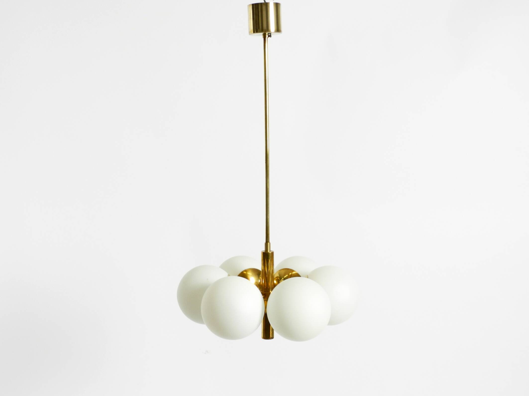 Suspension en laiton Kaiser Leuchten des années 1960 avec 6 abat-jours en verre opale.