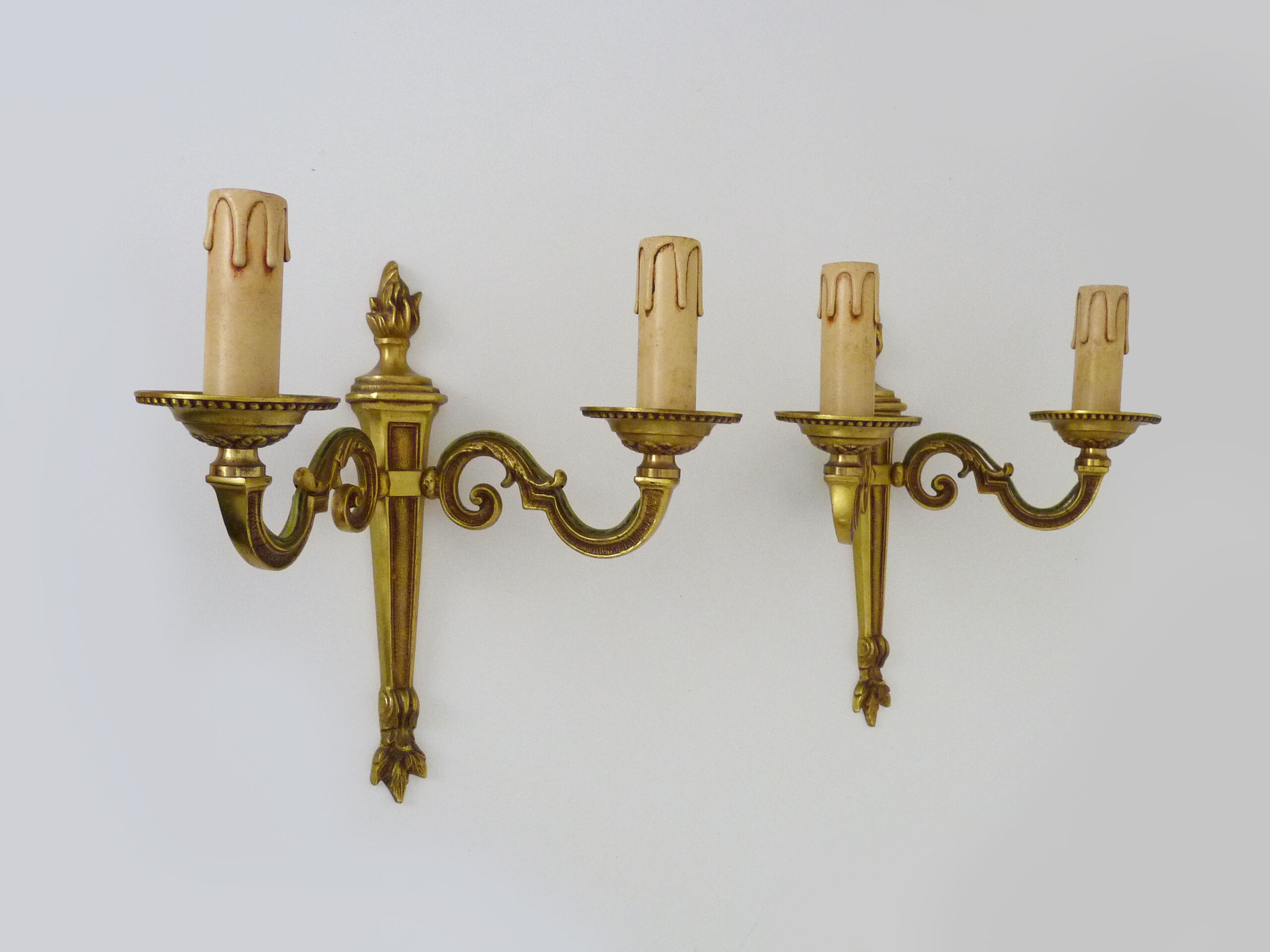 Old pair of wall sconces pot à feu, bronze with 2 candles, year 50 60