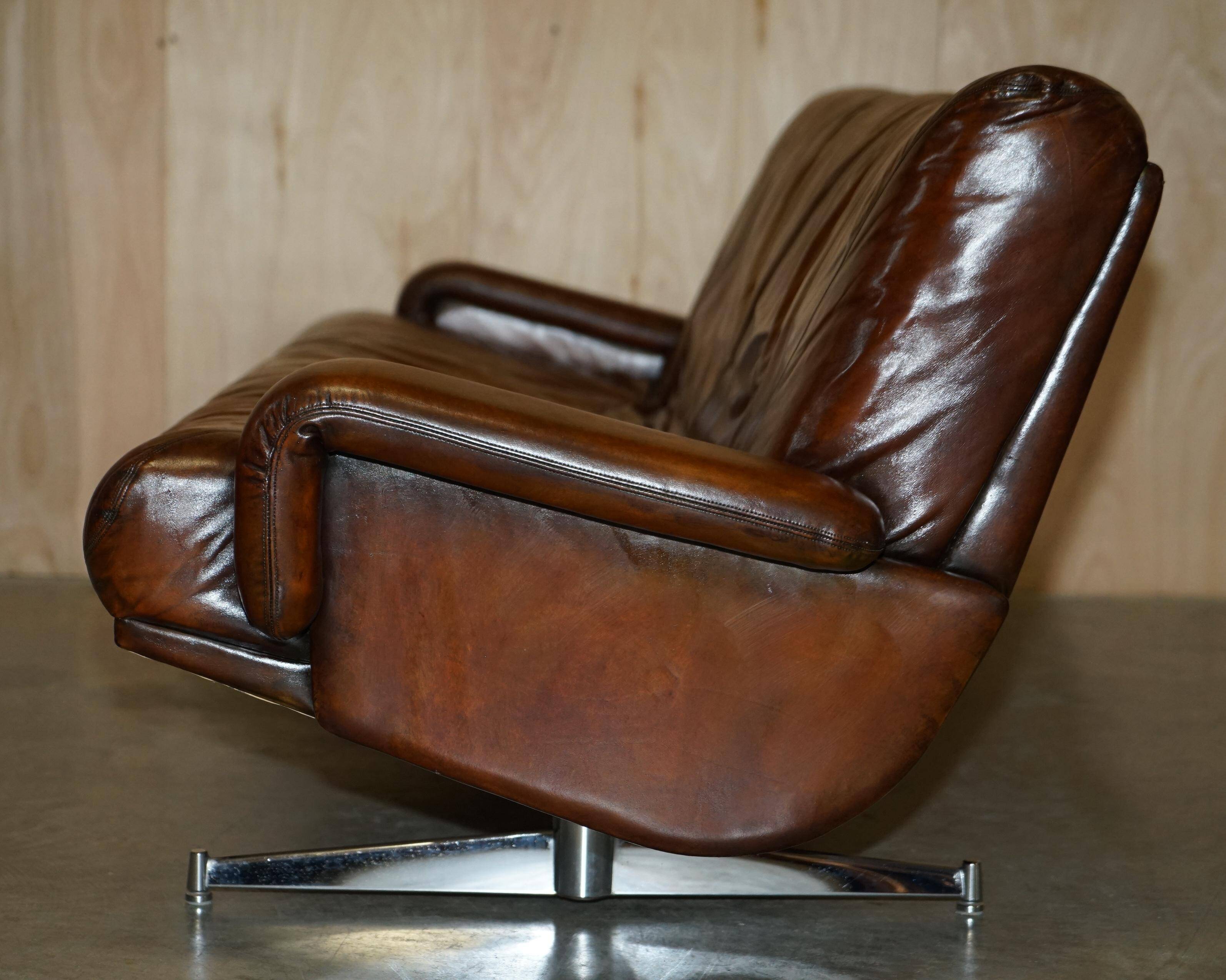 Vintage hand-dyed leather canapé, mid-century style.