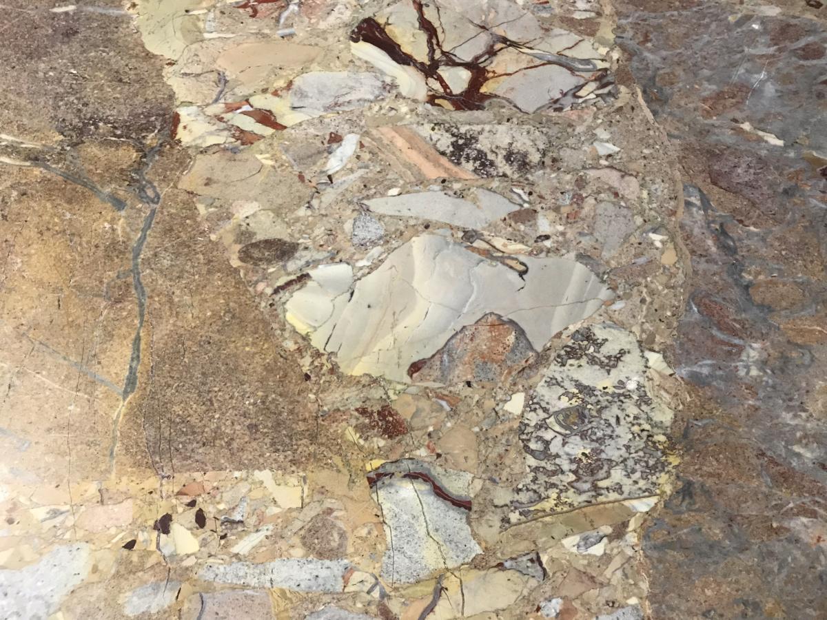 Table de marbre sarrancolin et piétement en métal