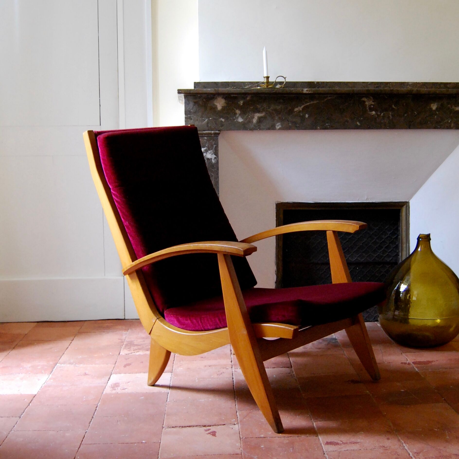 Chair binds Scandinavian red wine