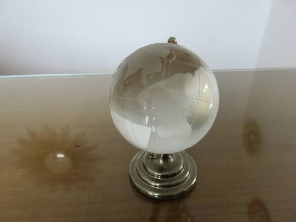 Petit globe terrestre, en cristal, années 70