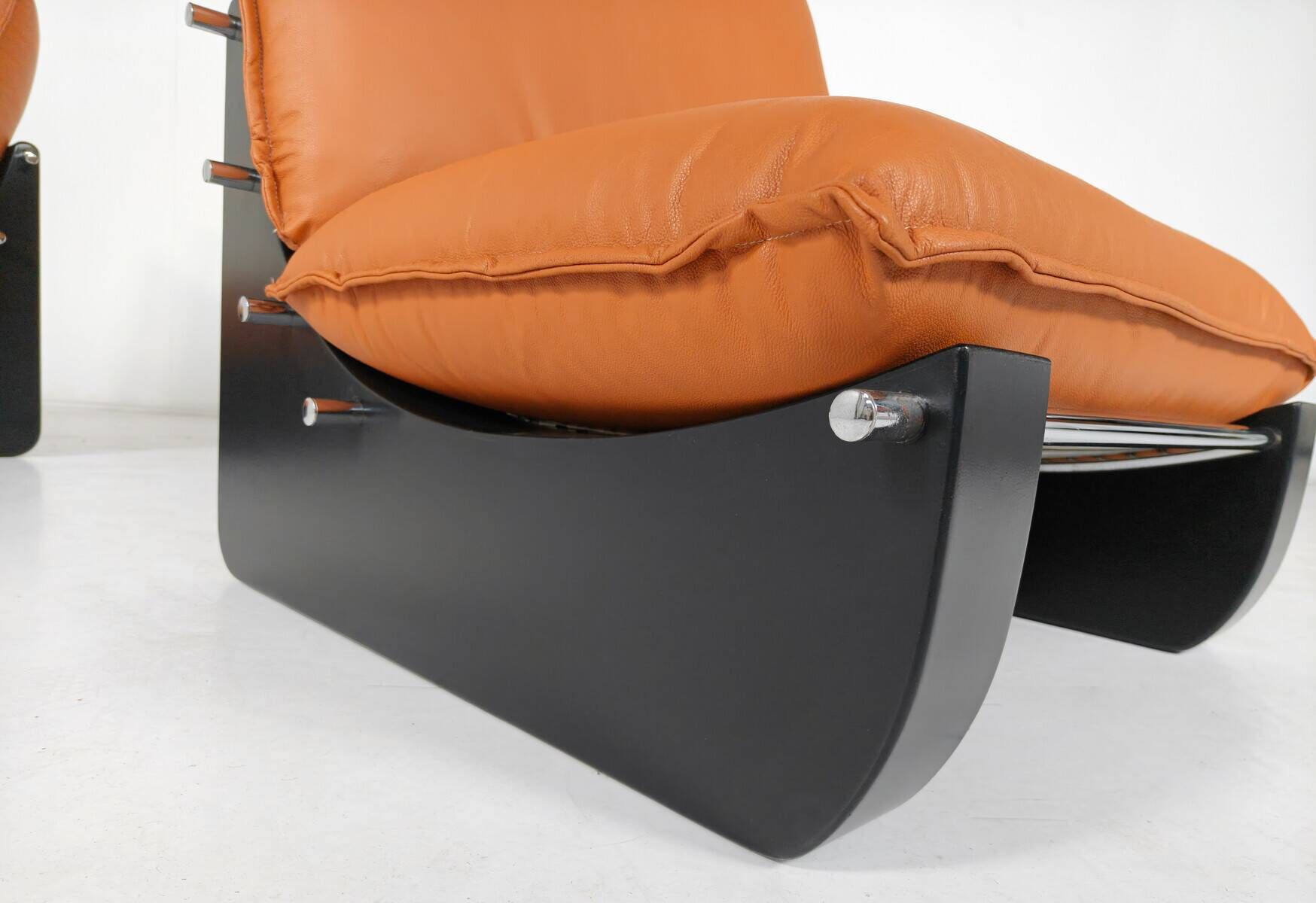 Pair of Armchairs by Guiseppe Munari, Italy, 1970s - New Upholstery