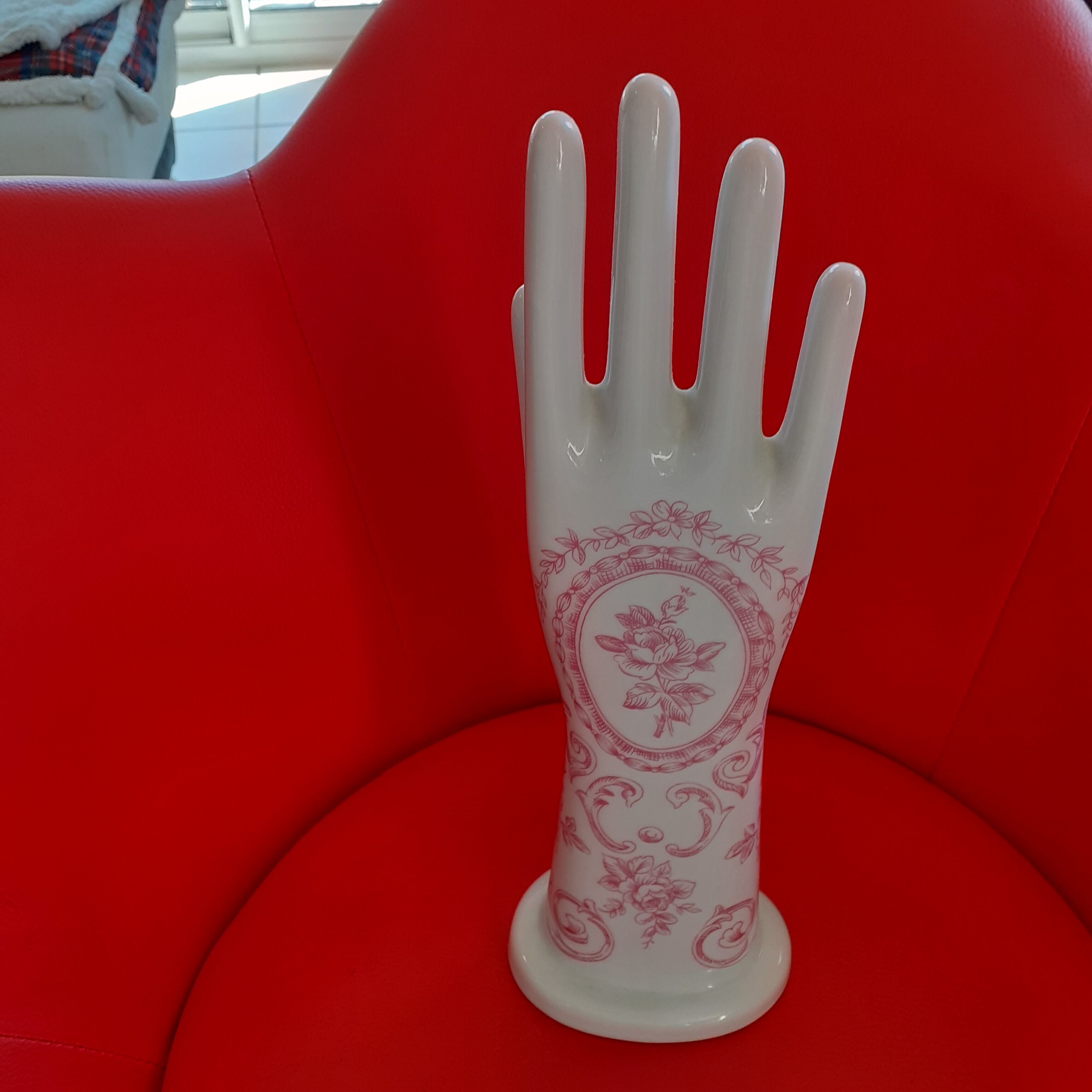Baguier in white faience with pink patterns.