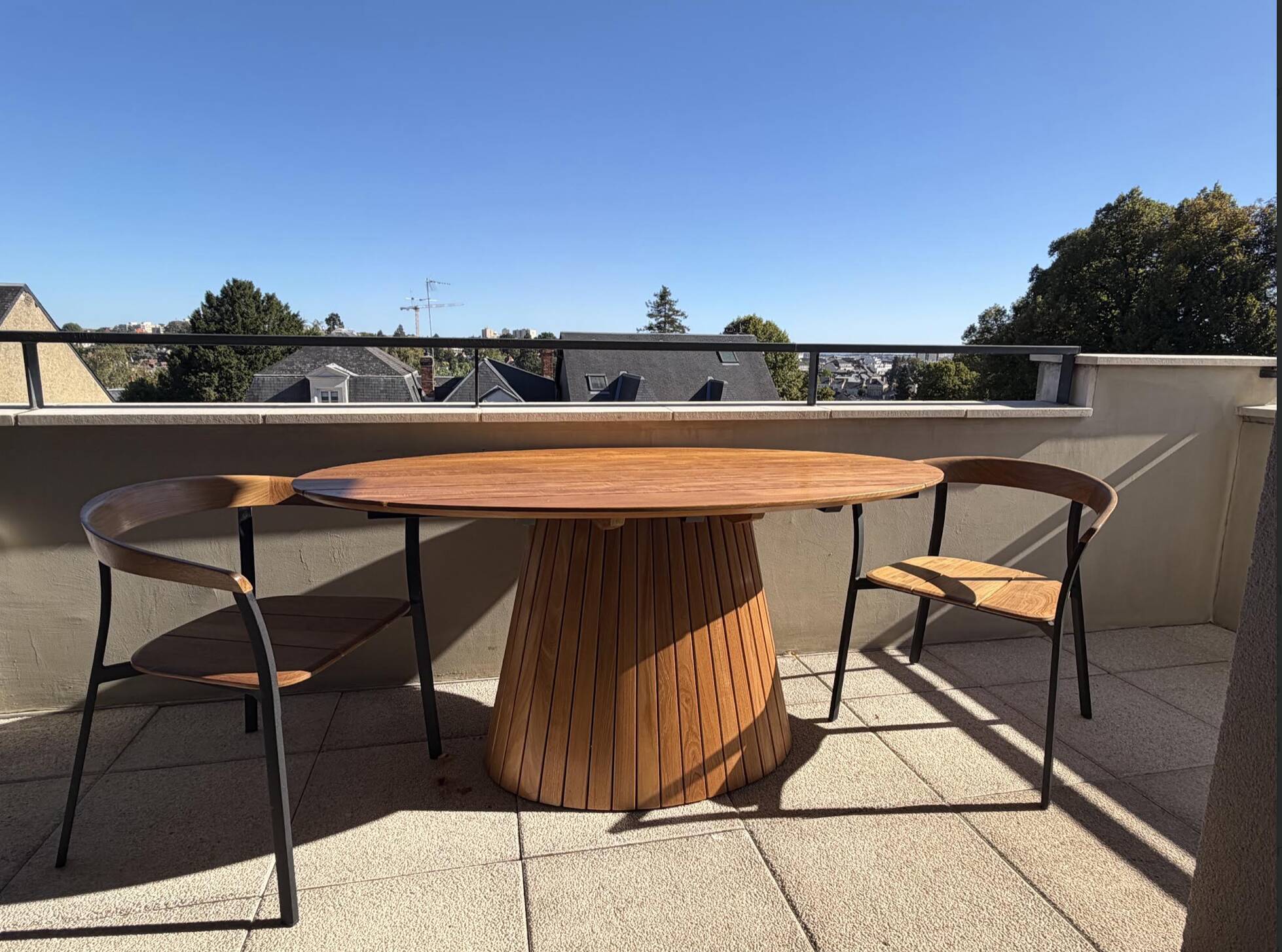 oval garden table with its 2 chairs