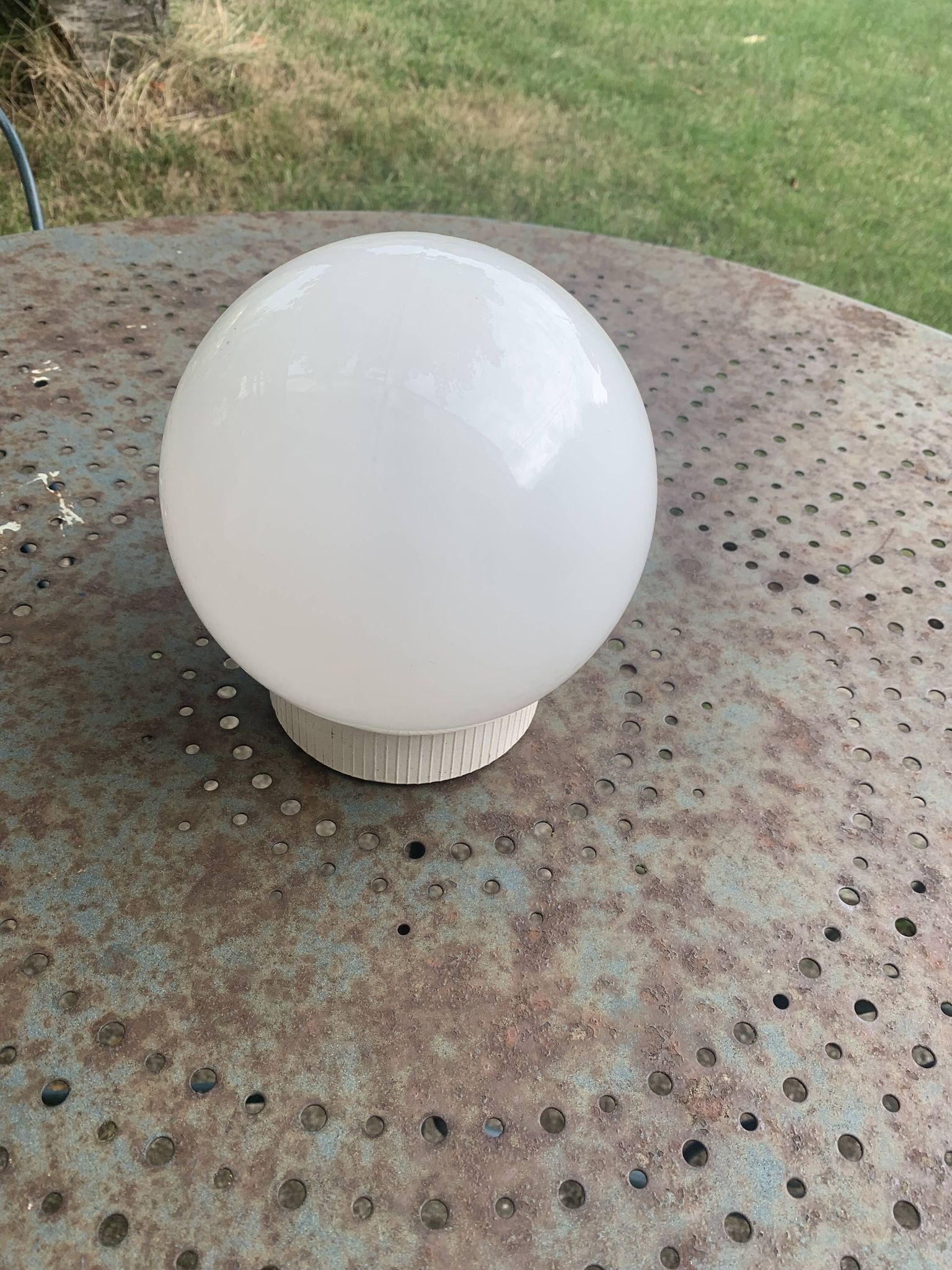 Plafonnier, globe boule en opaline blanche, avec basé, vintage