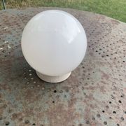 Plafonnier, globe boule en opaline blanche, avec basé, vintage