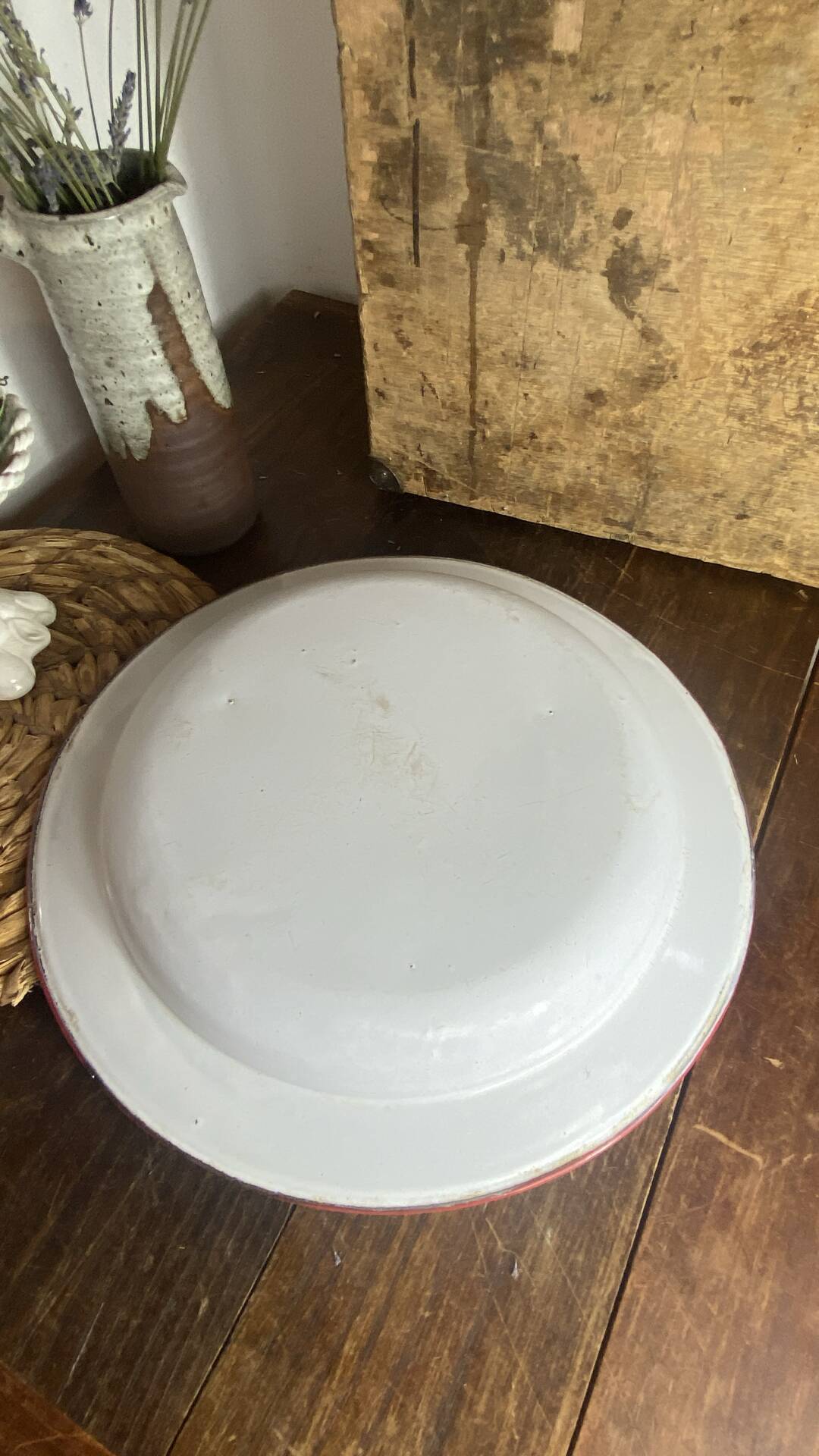 Enamelled metal plates
